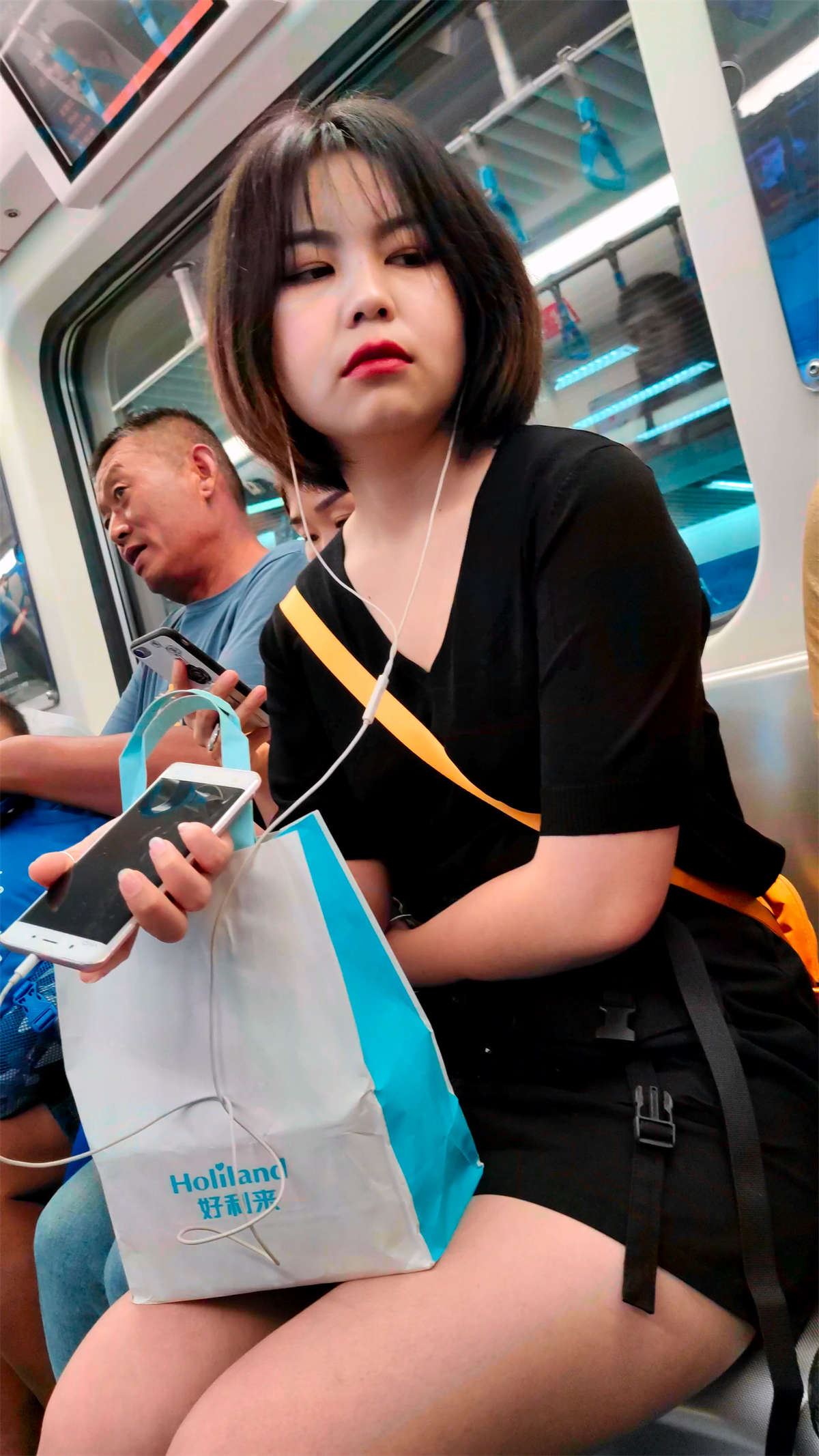 娇小身材短发美腿女子