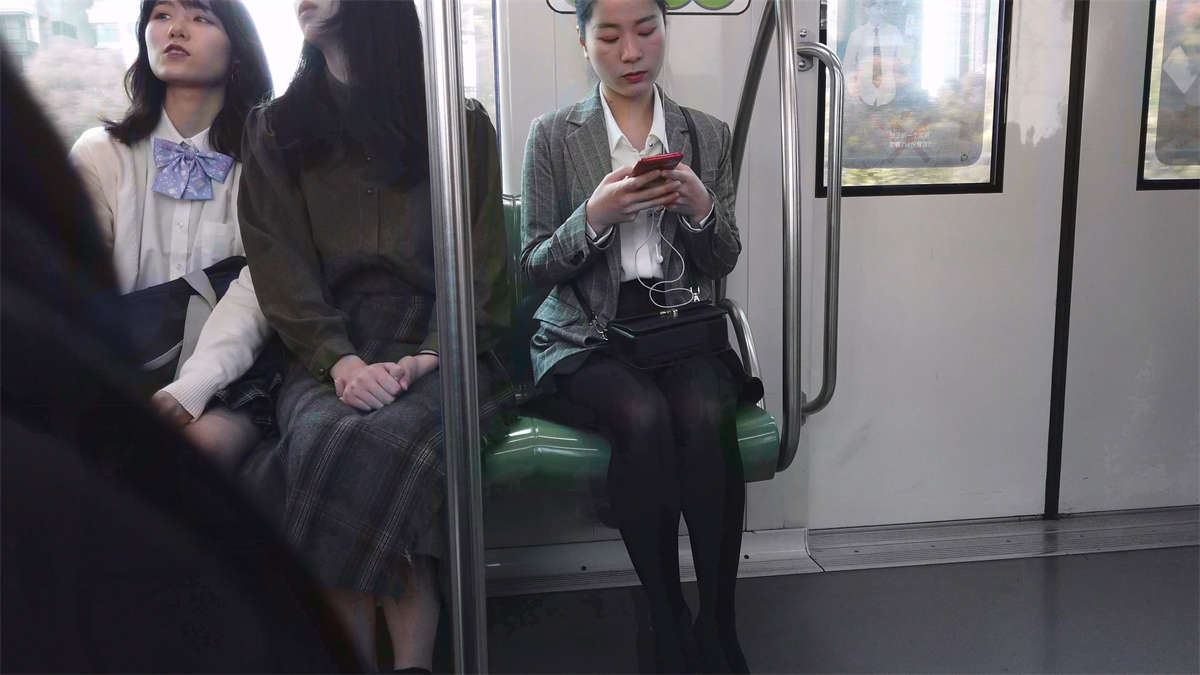 地铁上的黑丝白领美女