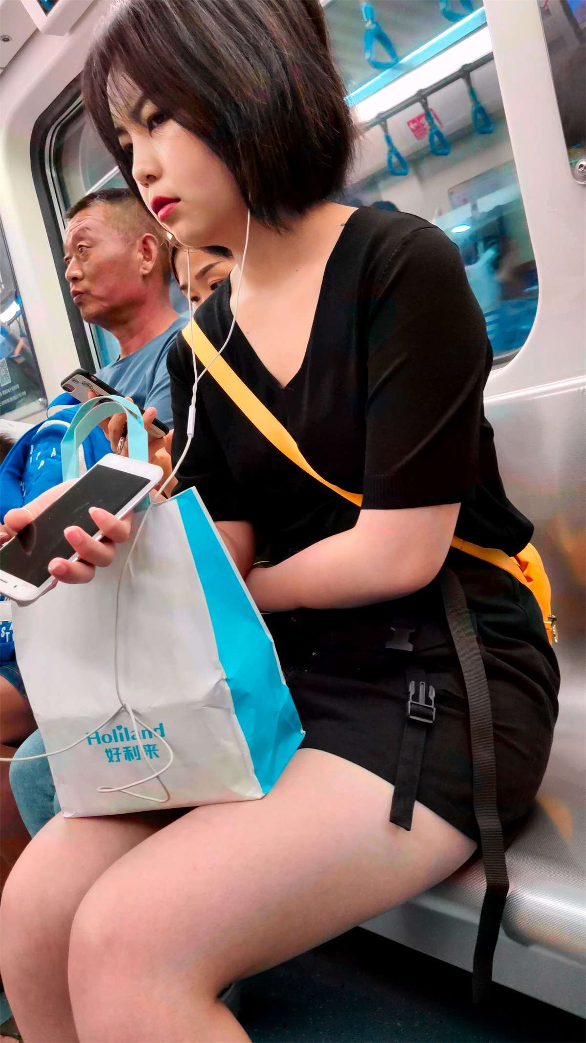 娇小身材短发美腿女子