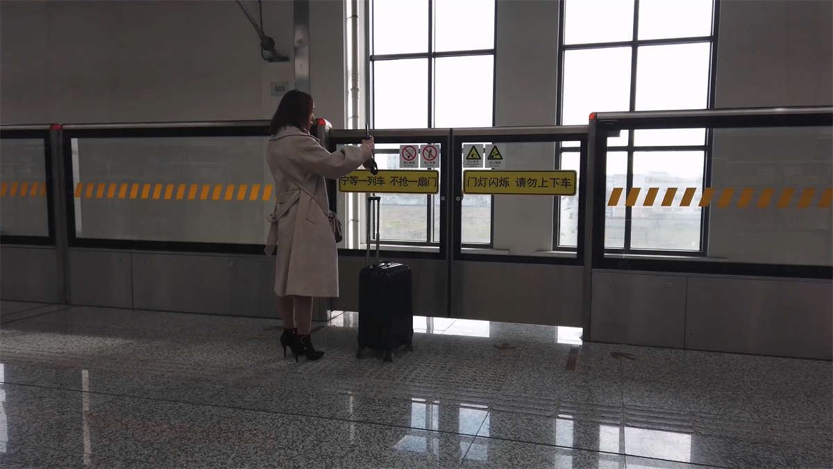 地铁上的黑短靴丝袜美少妇