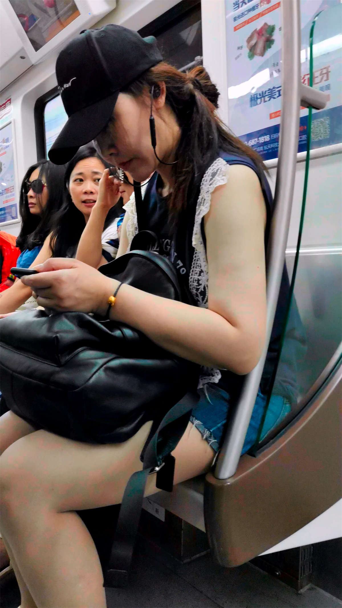牛仔短裤妹子