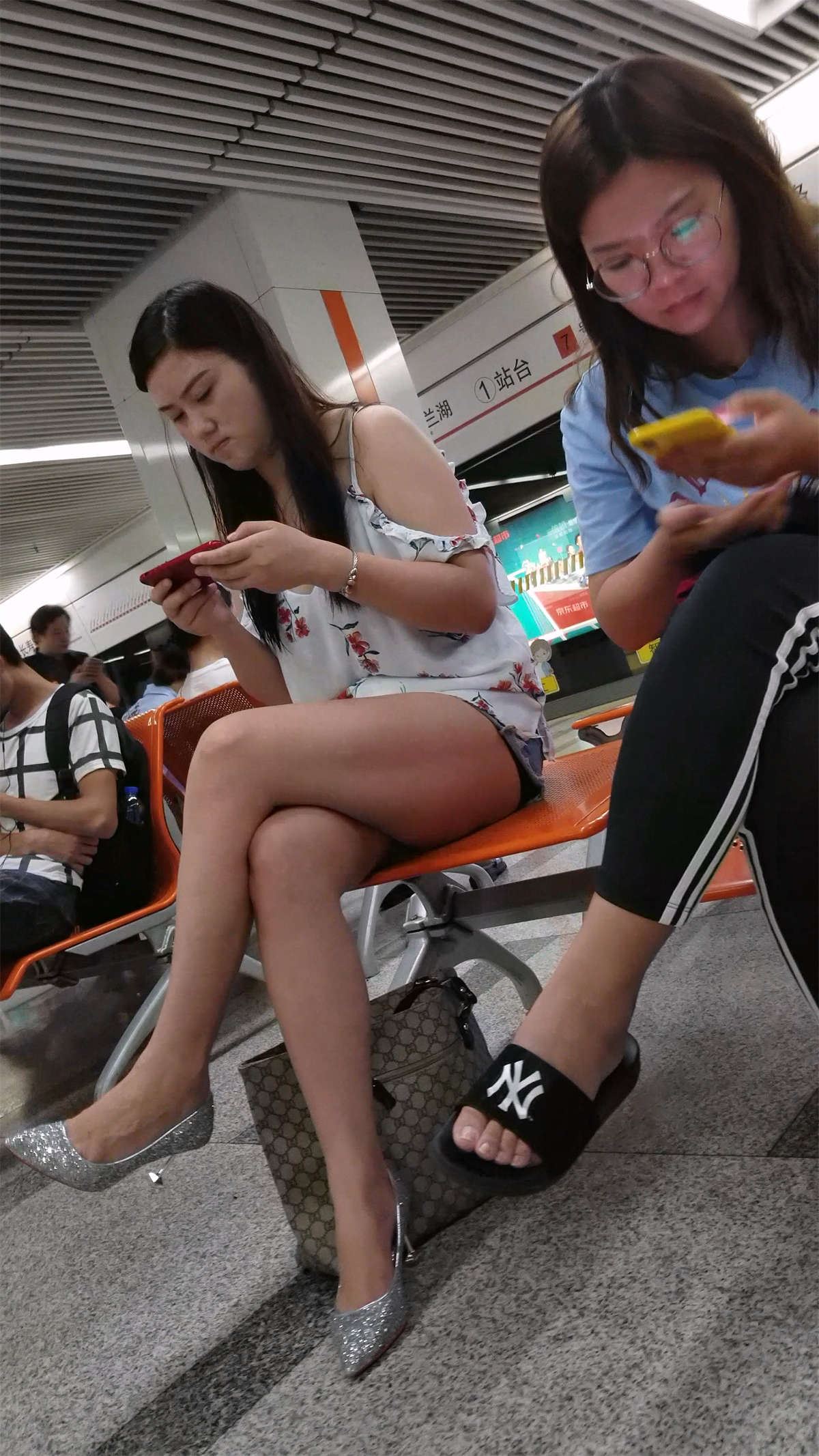 银白色高跟姑娘