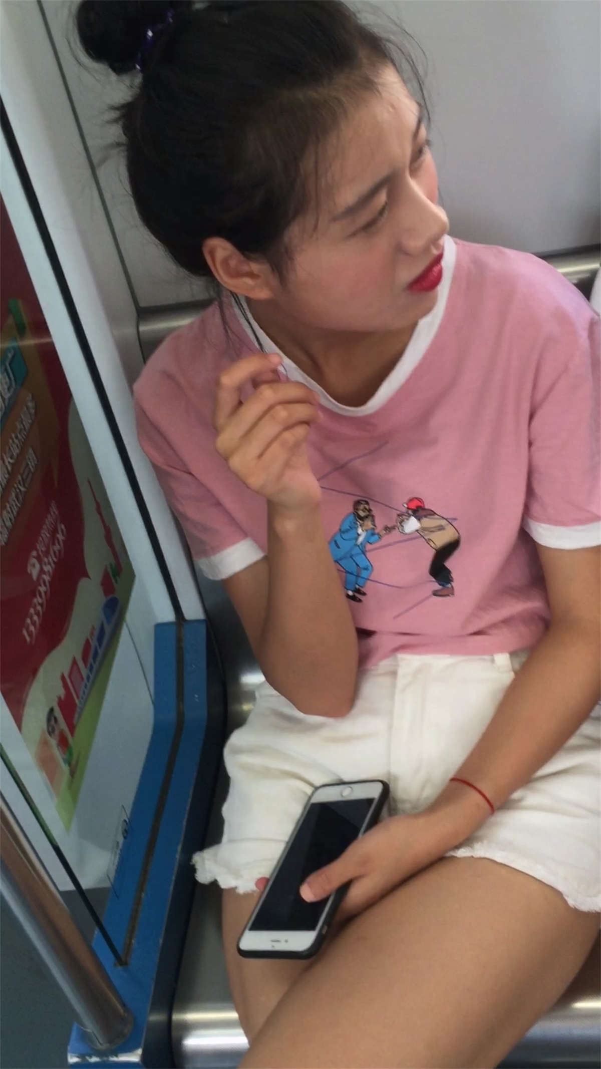 地铁上漂亮的帆布鞋美女