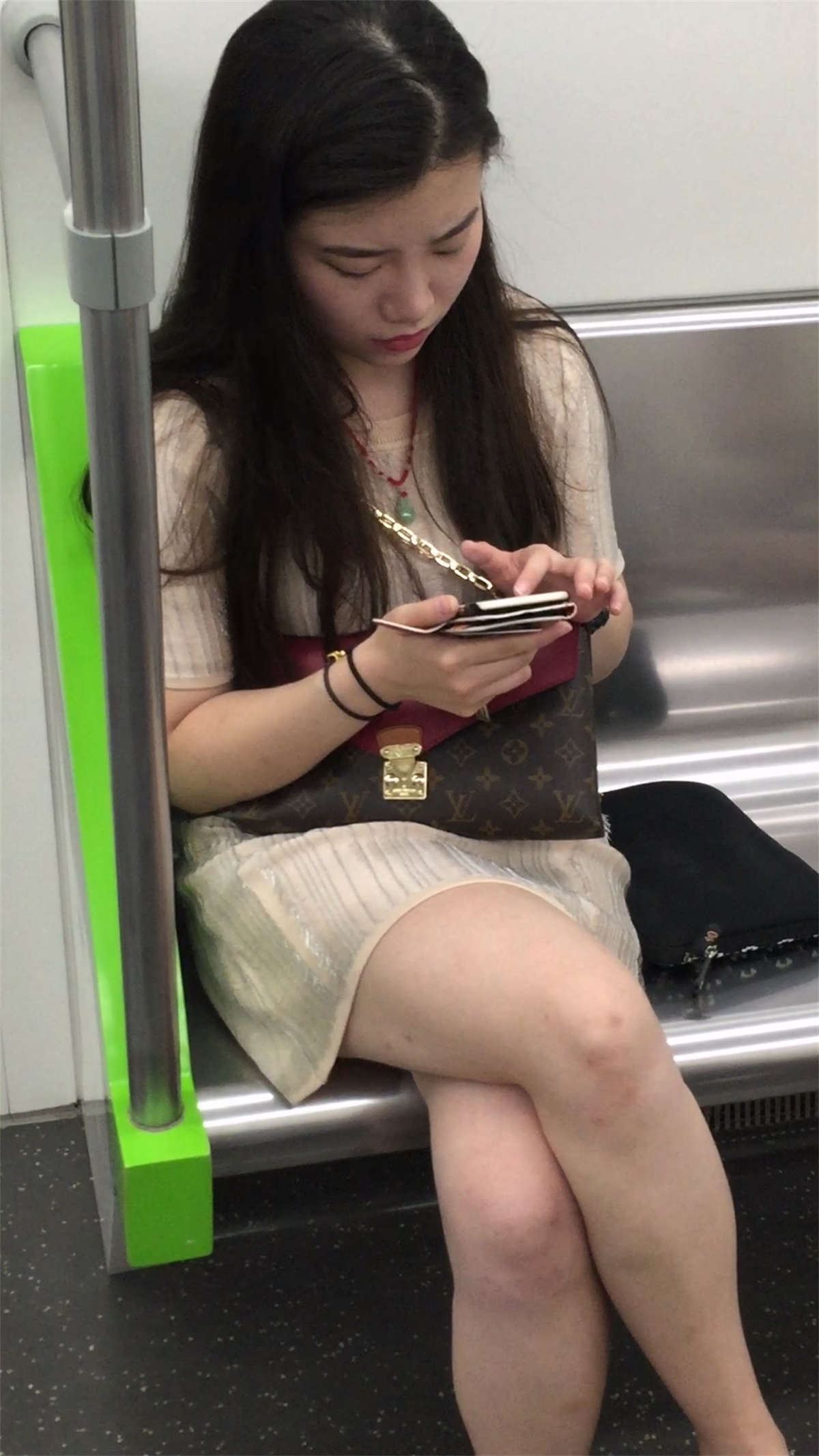 城铁上的靓妹