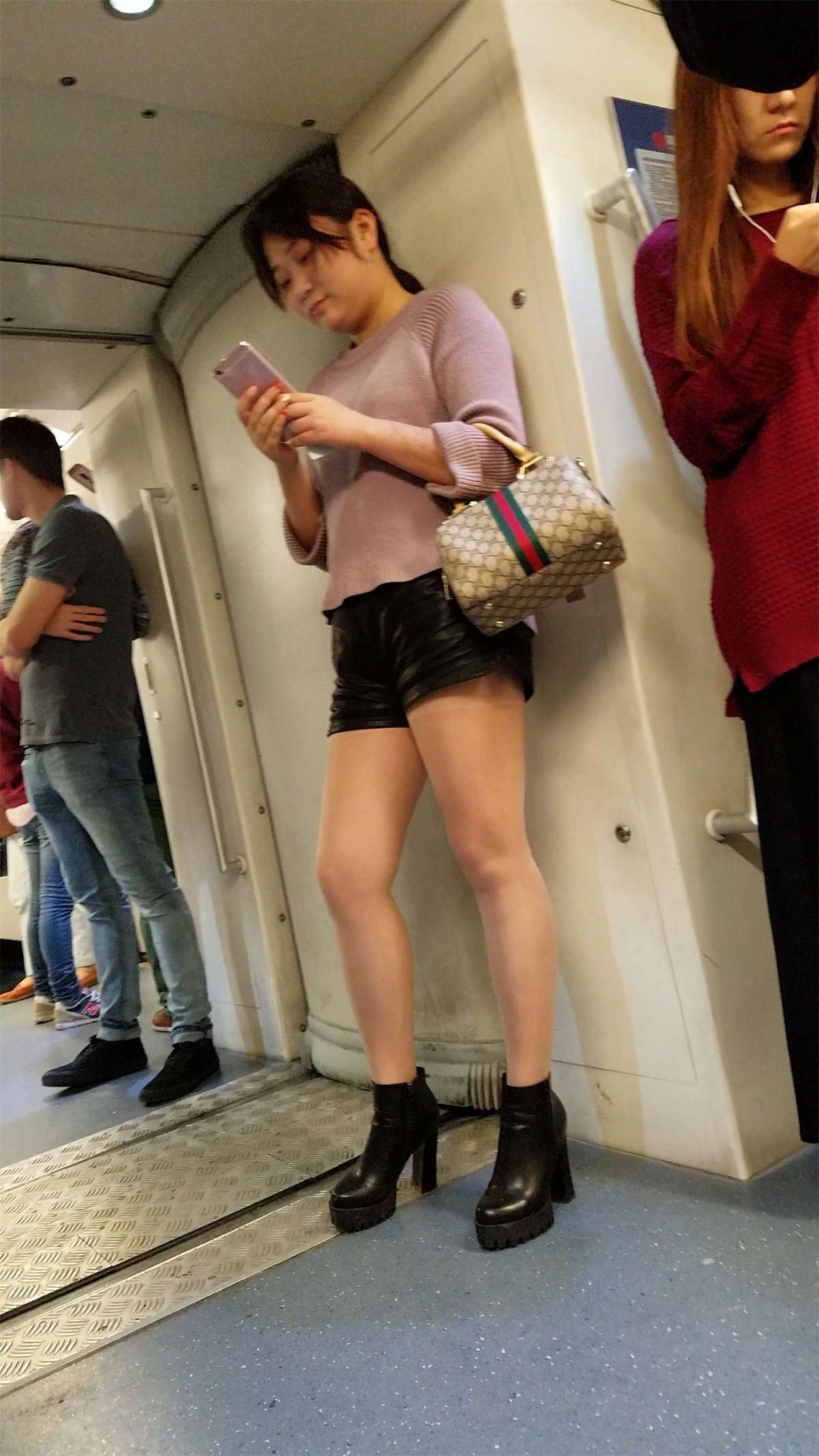 地铁丰满少妇黑色皮短裤肉色丝袜黑色高跟丰臀