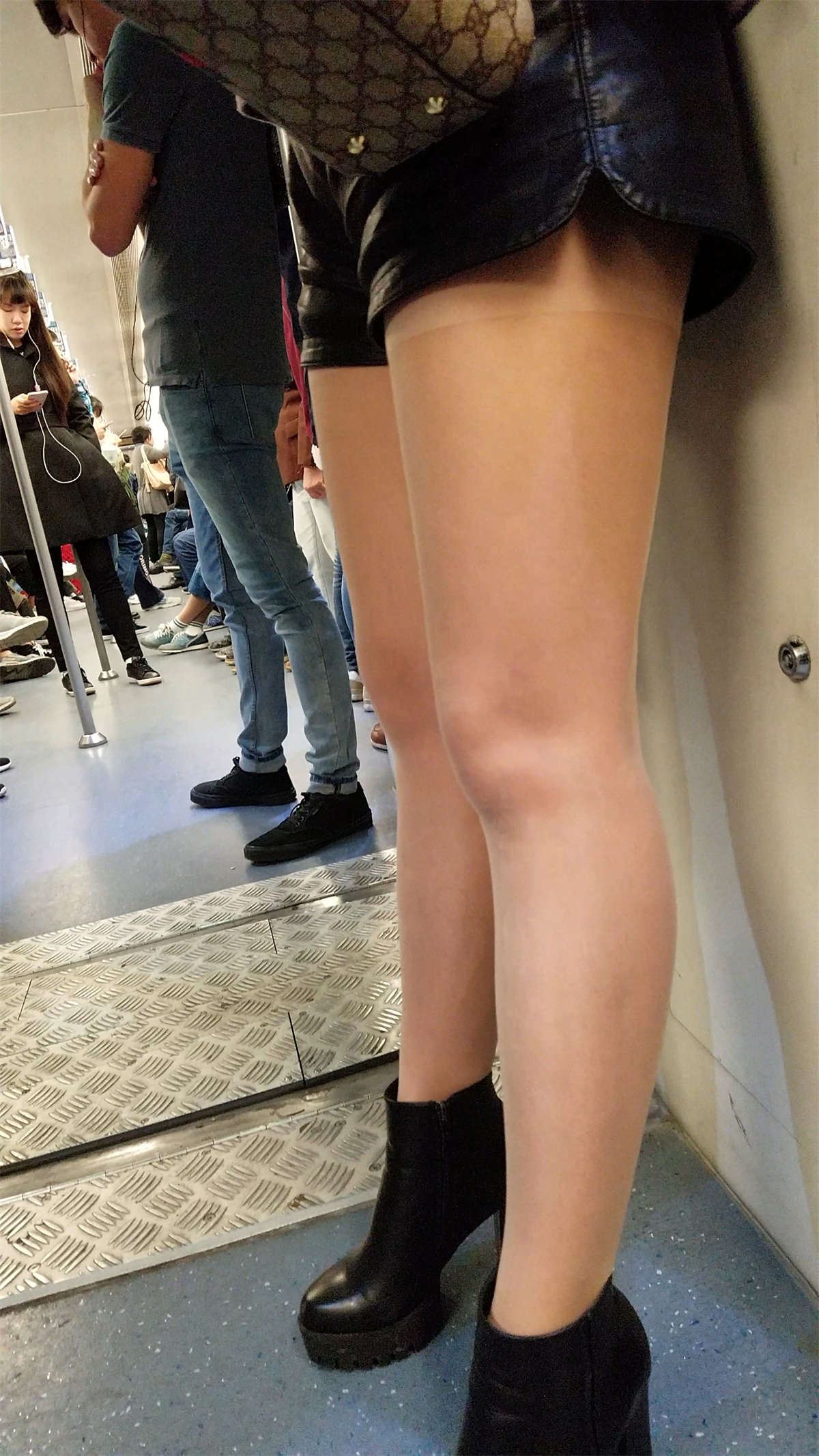 地铁丰满少妇黑色皮短裤肉色丝袜黑色高跟丰臀
