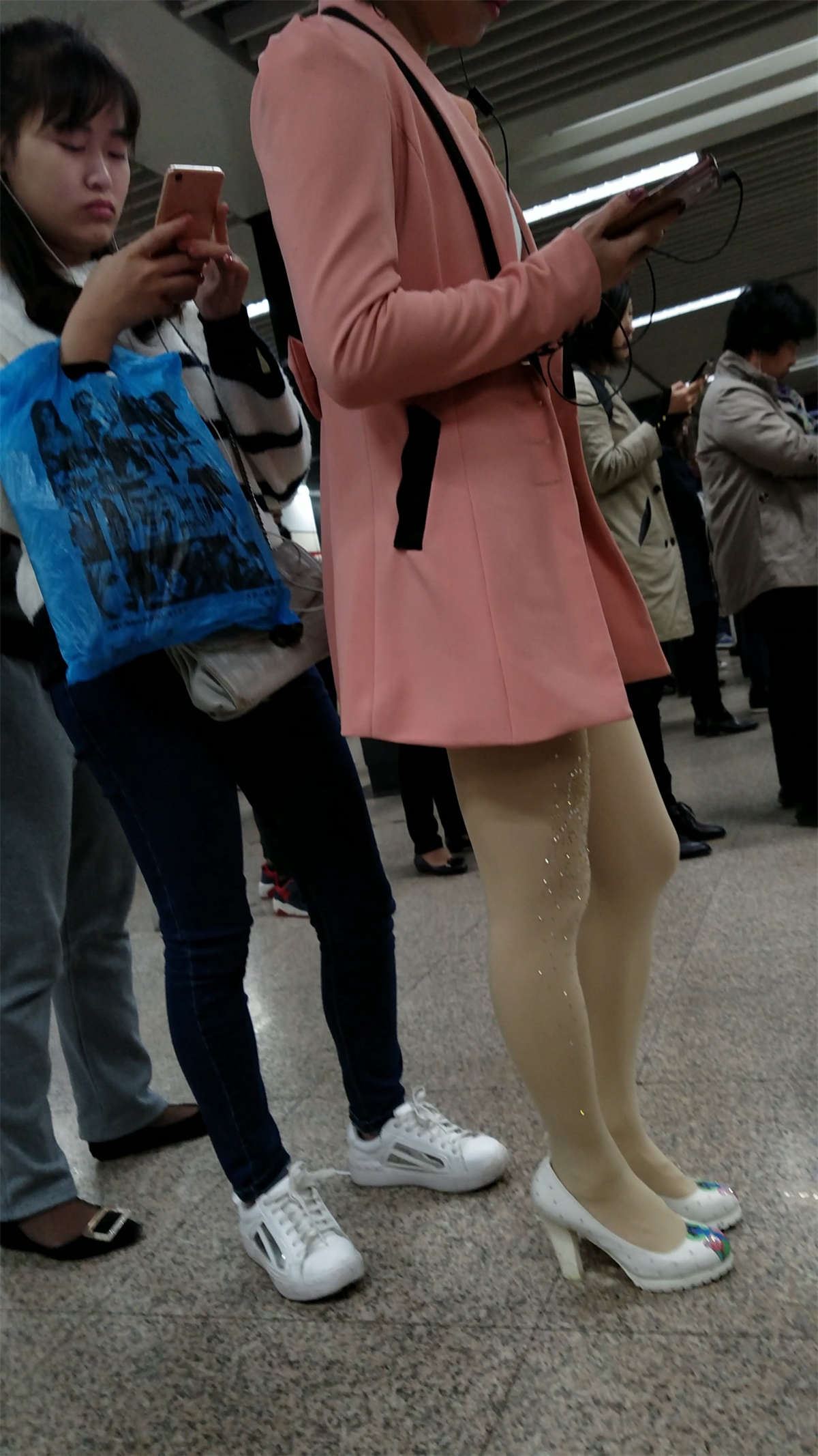 粉红外套肉色丝袜白色高跟漂亮美少妇