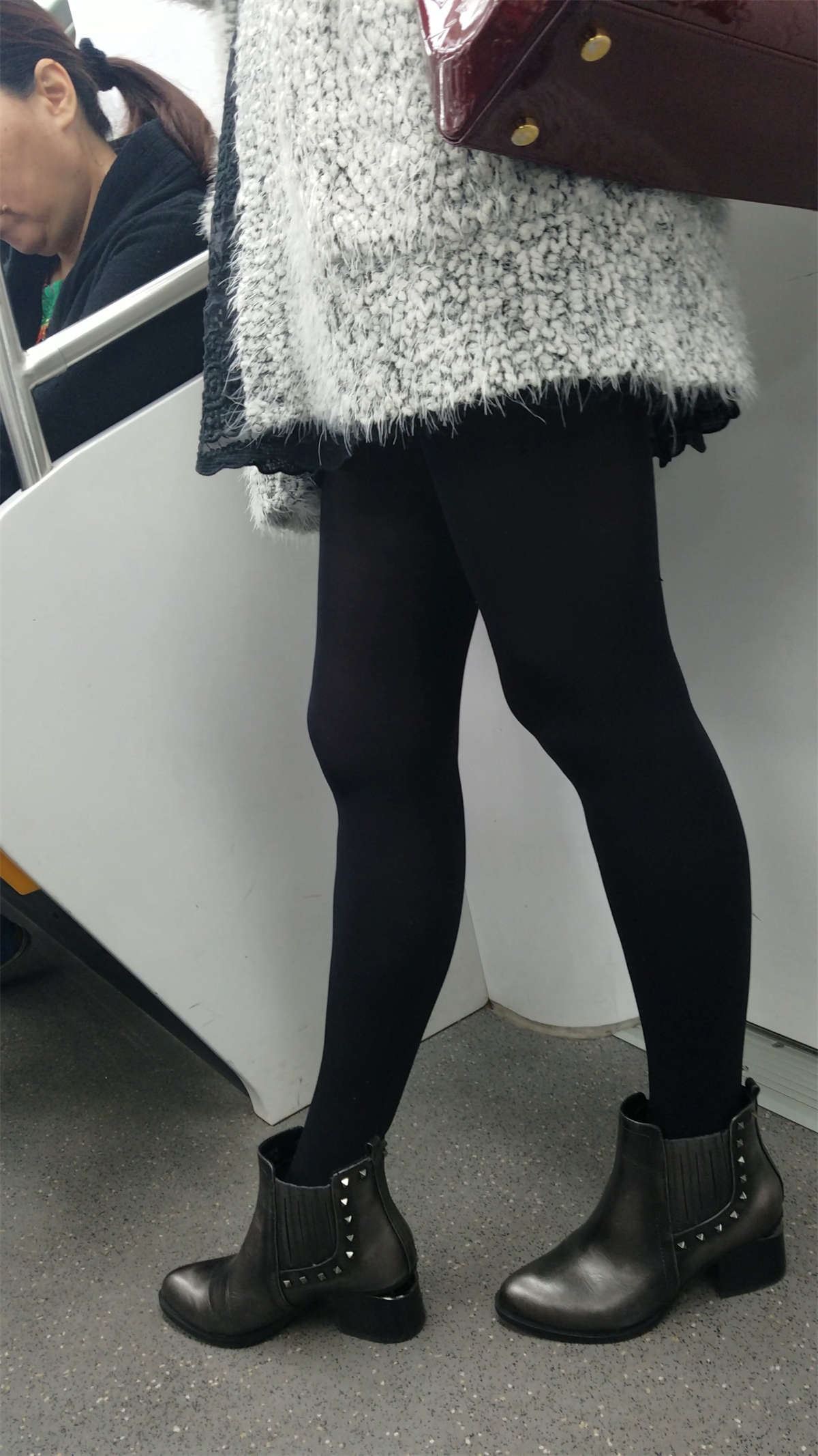 地铁灰色毛衣黑色丝袜黑高鞋卷发少妇