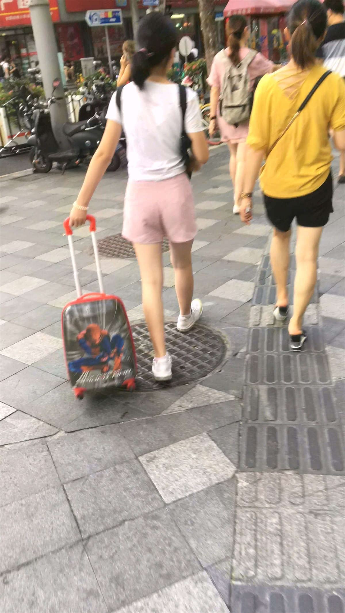 等车的小MM