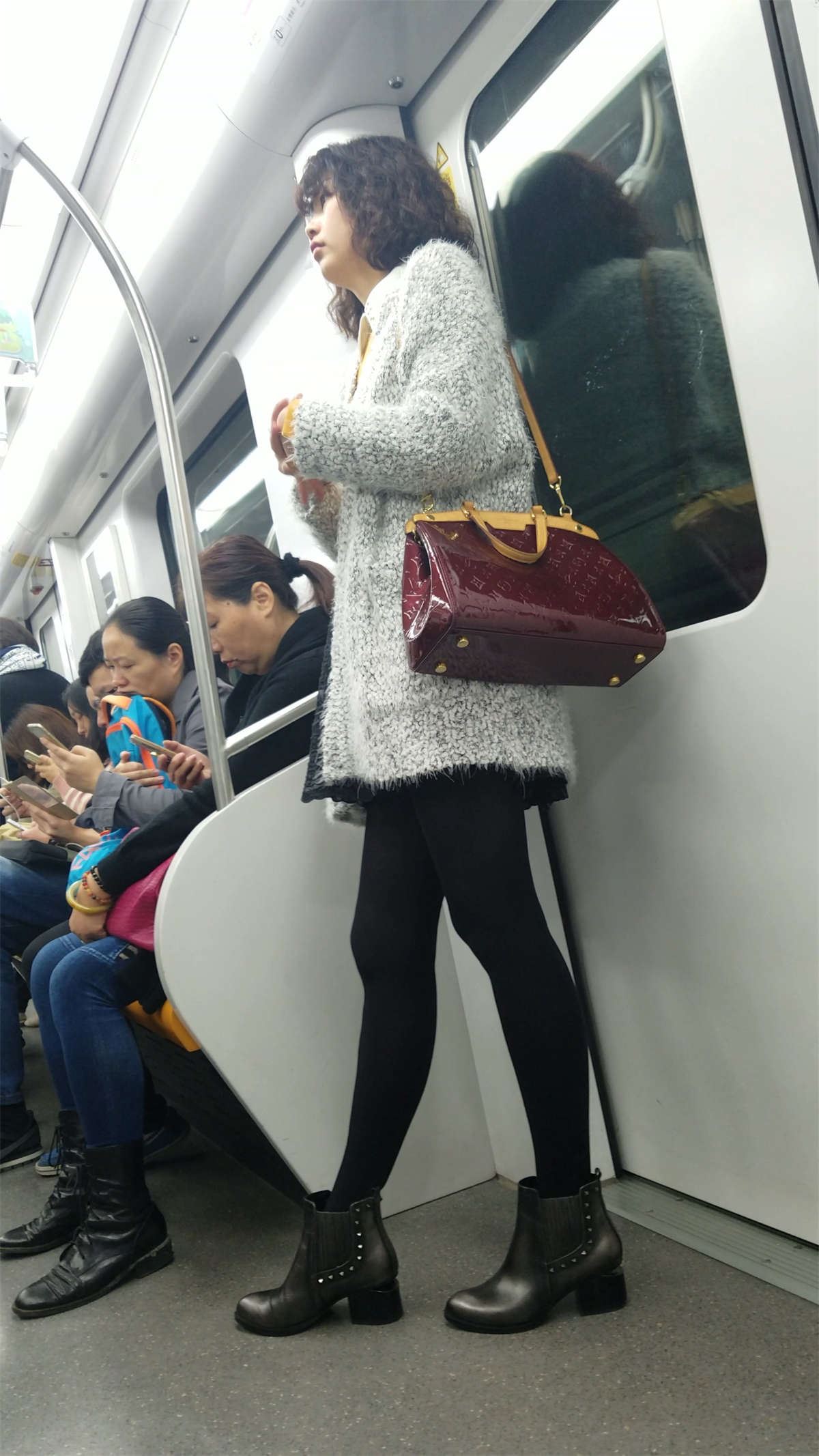 地铁灰色毛衣黑色丝袜黑高鞋卷发少妇