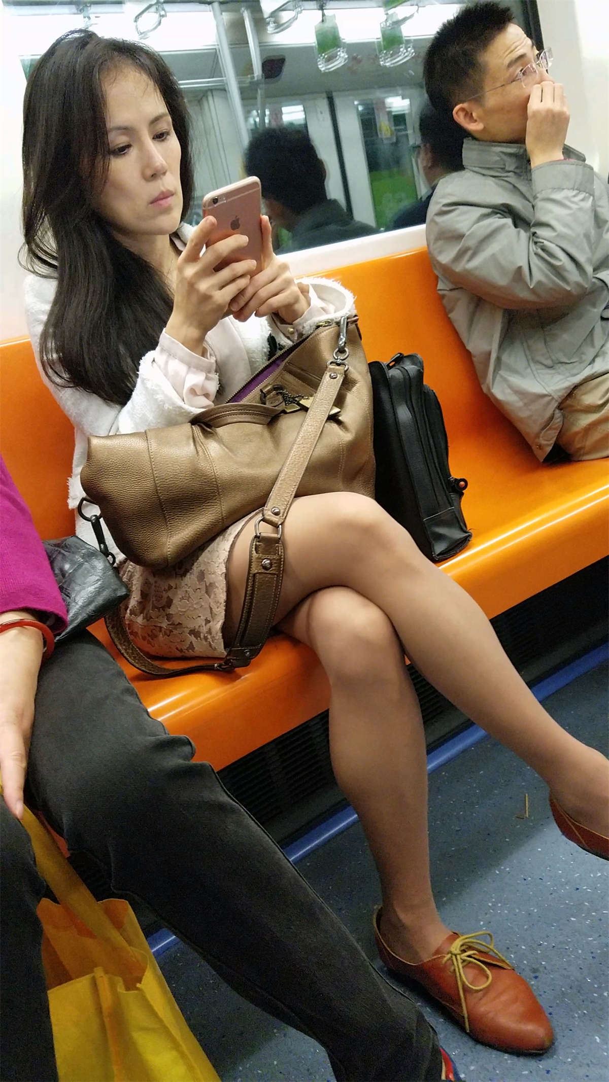 地铁白色外套肉色丝袜褐短裙少妇