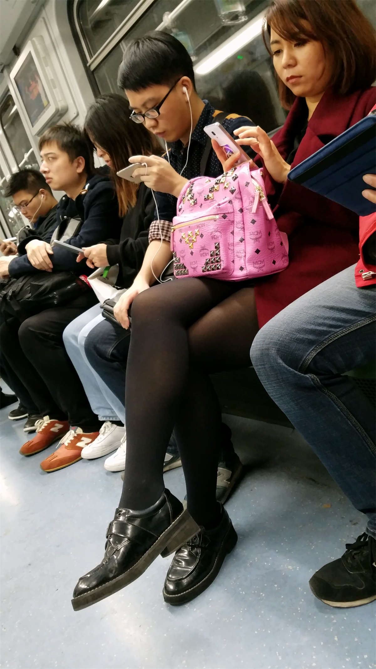 地铁拍摄黑色丝袜红衣少妇