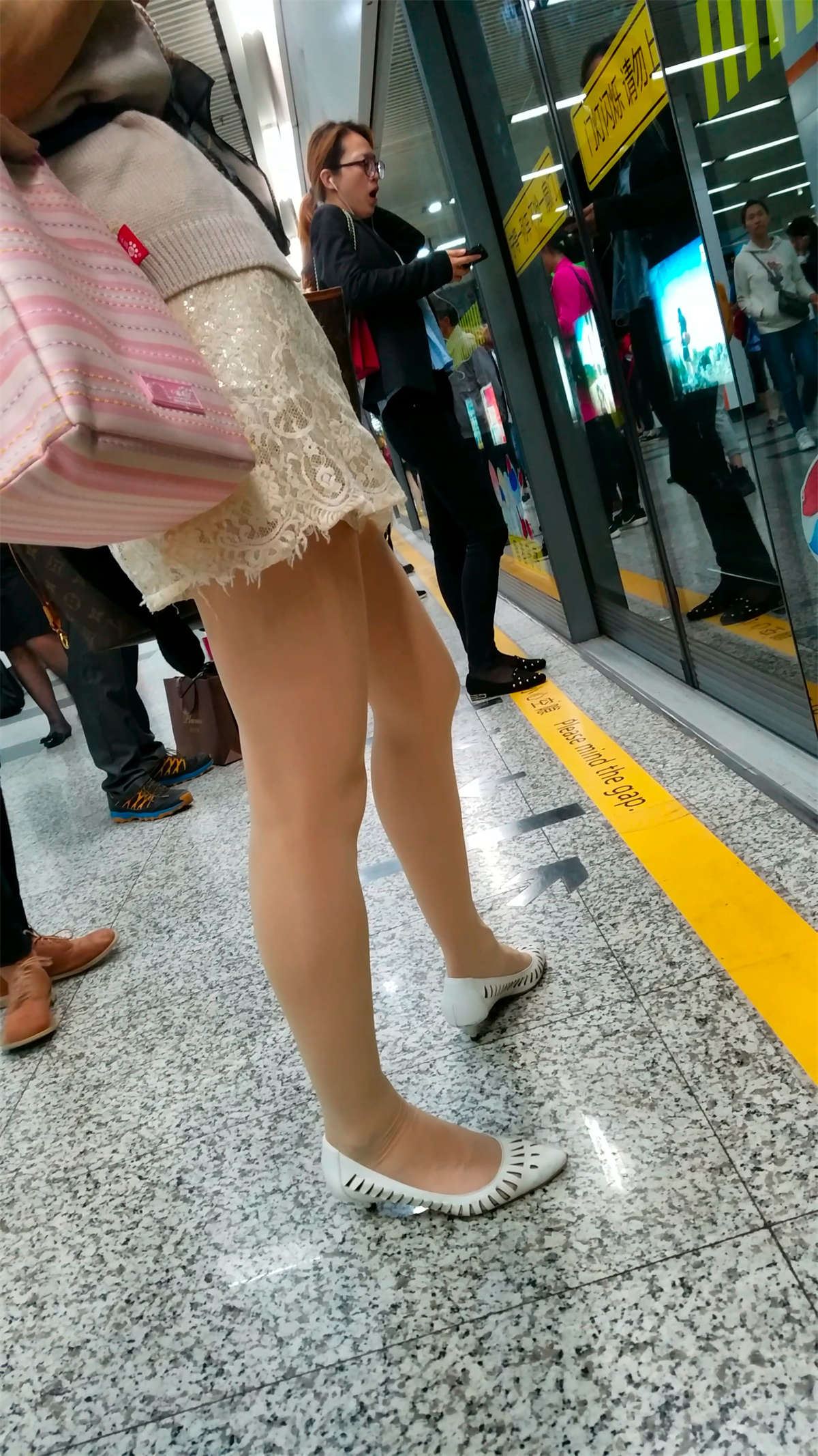 等车的漂亮肉丝美女身材很不错