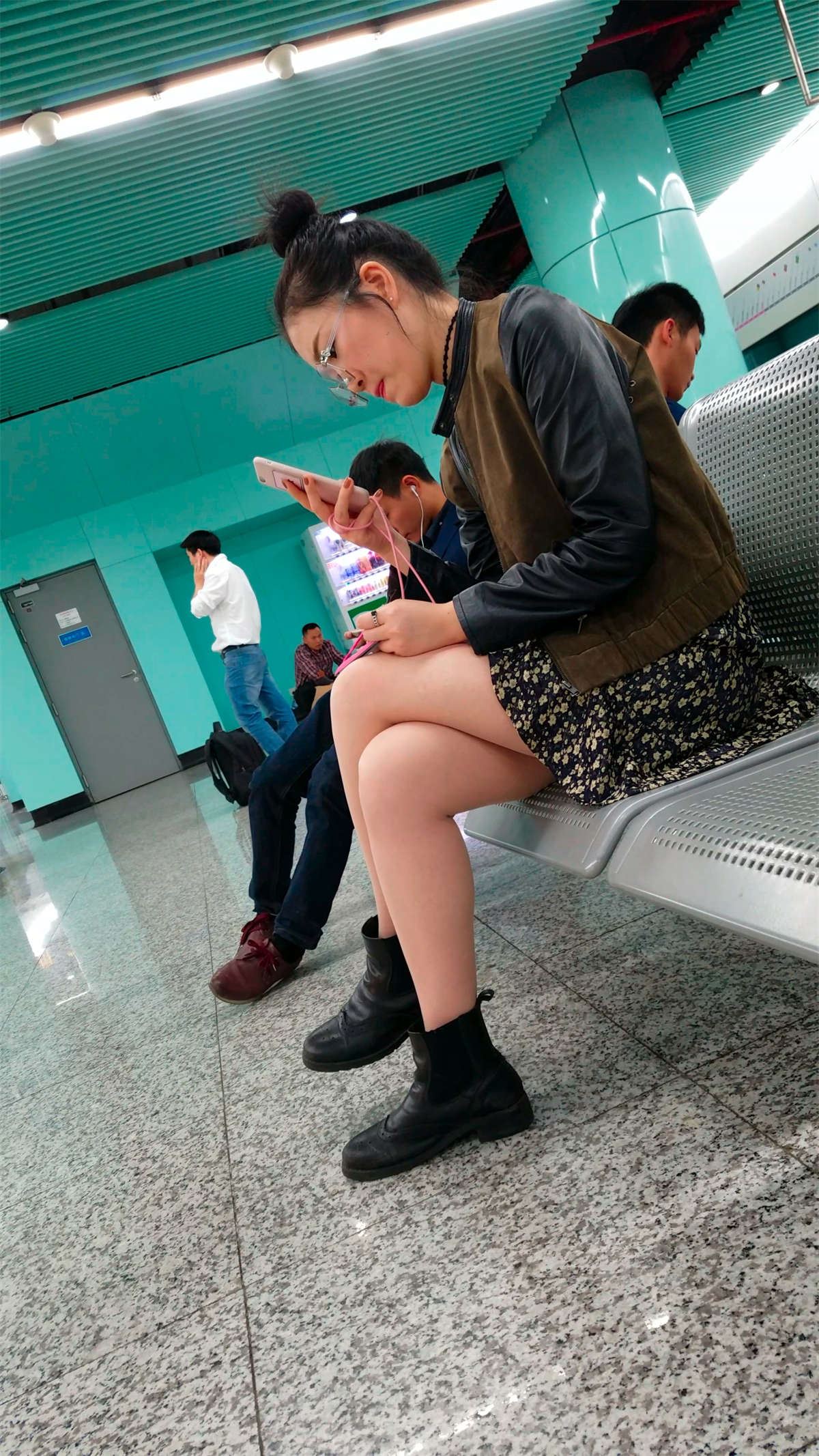 带眼镜的极品辣妹子