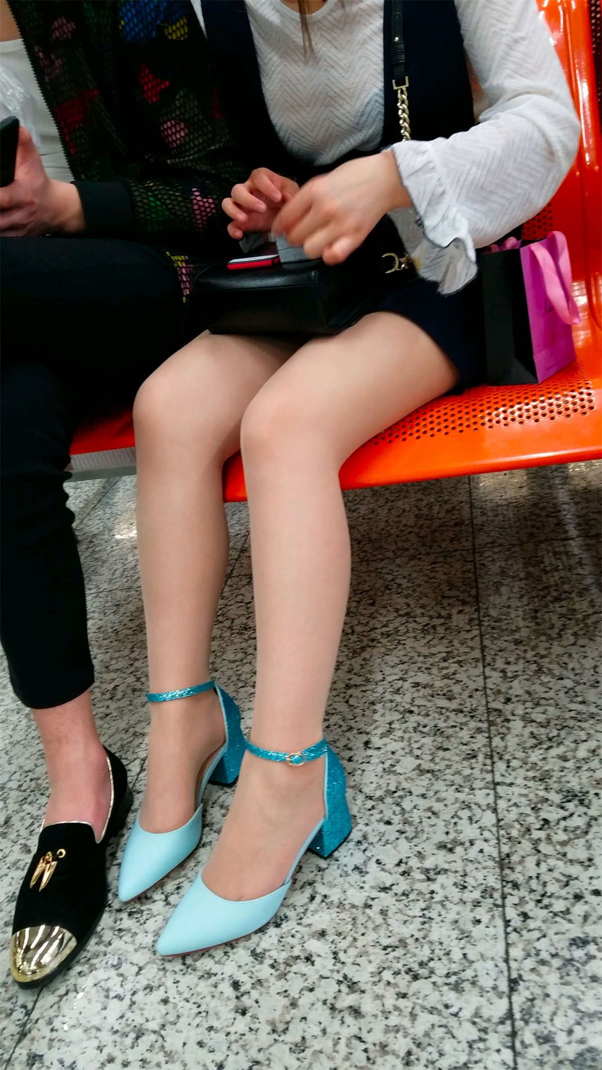 火车站候车的黄色肉丝美女