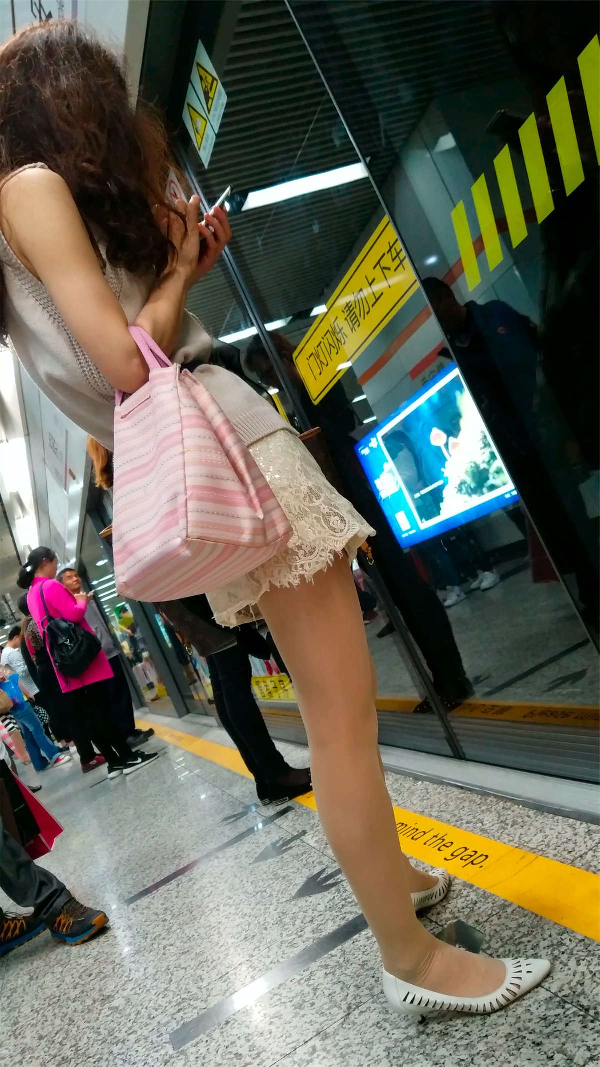 等车的漂亮肉丝美女身材很不错