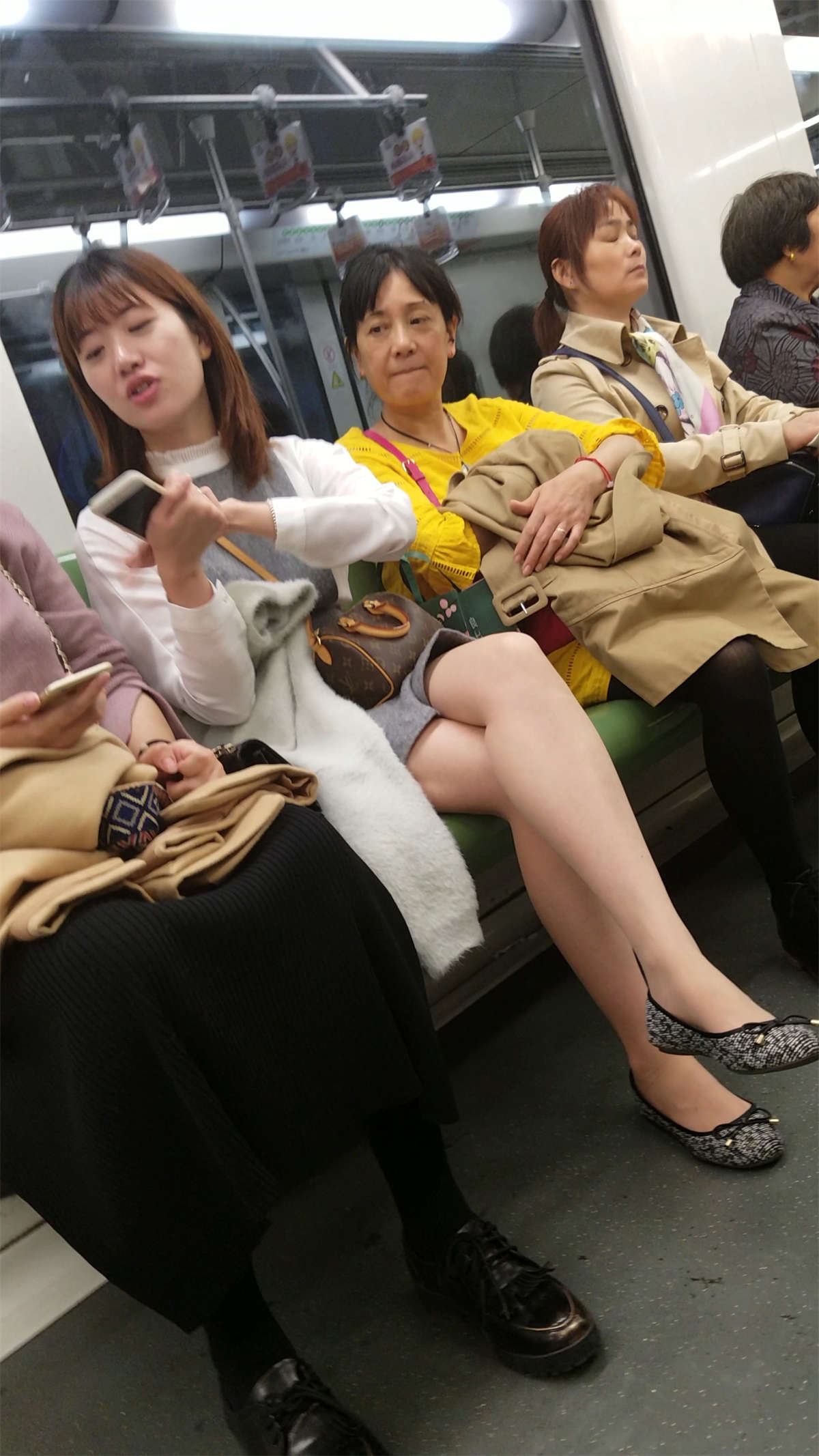 地铁连衣裙肉色丝袜少妇极品白皙美腿