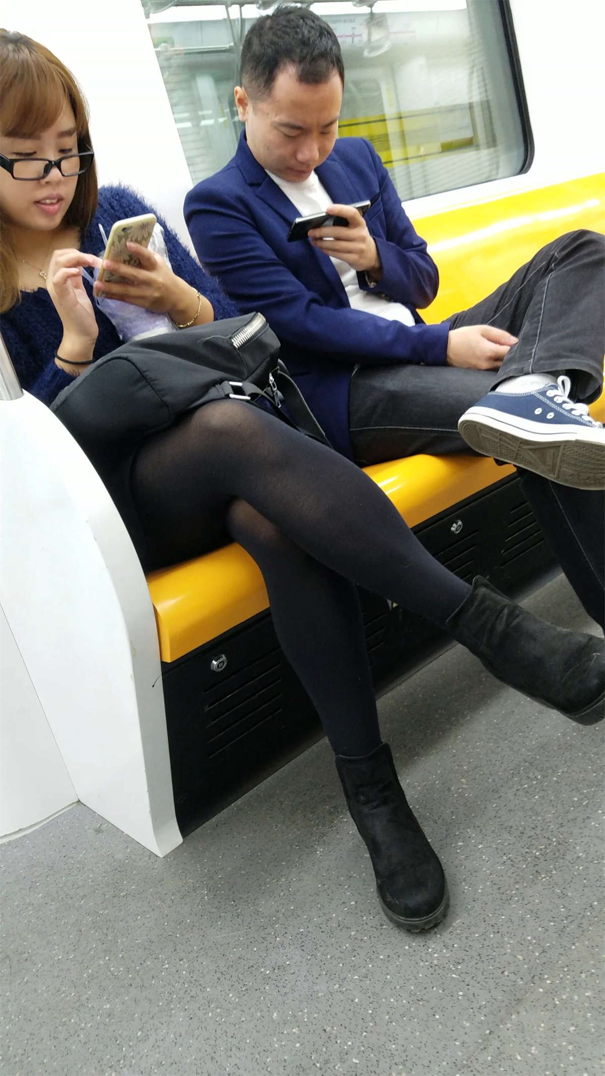 地铁黑色丝袜OL少妇