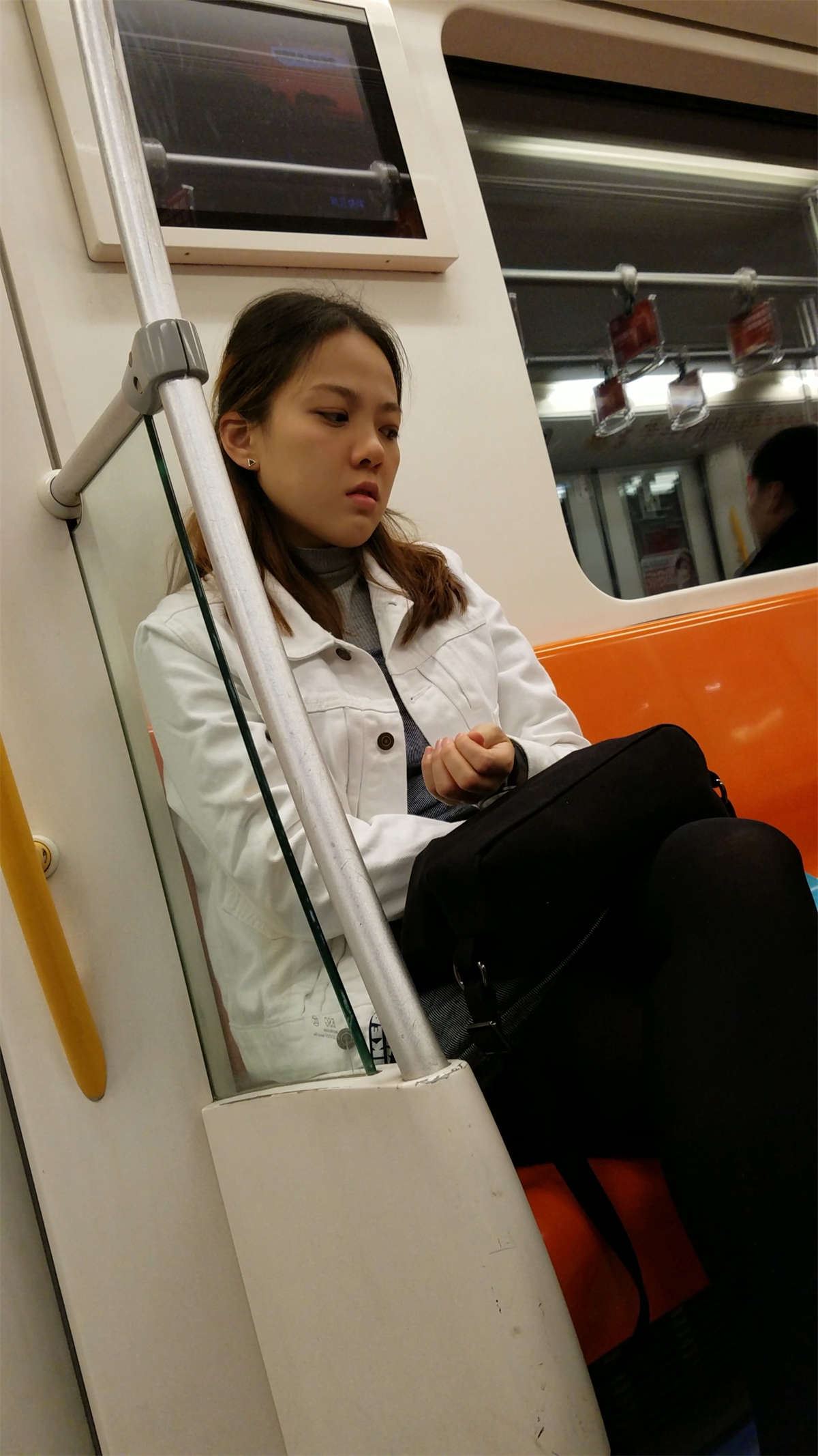地铁拍摄黑色丝袜长发少妇