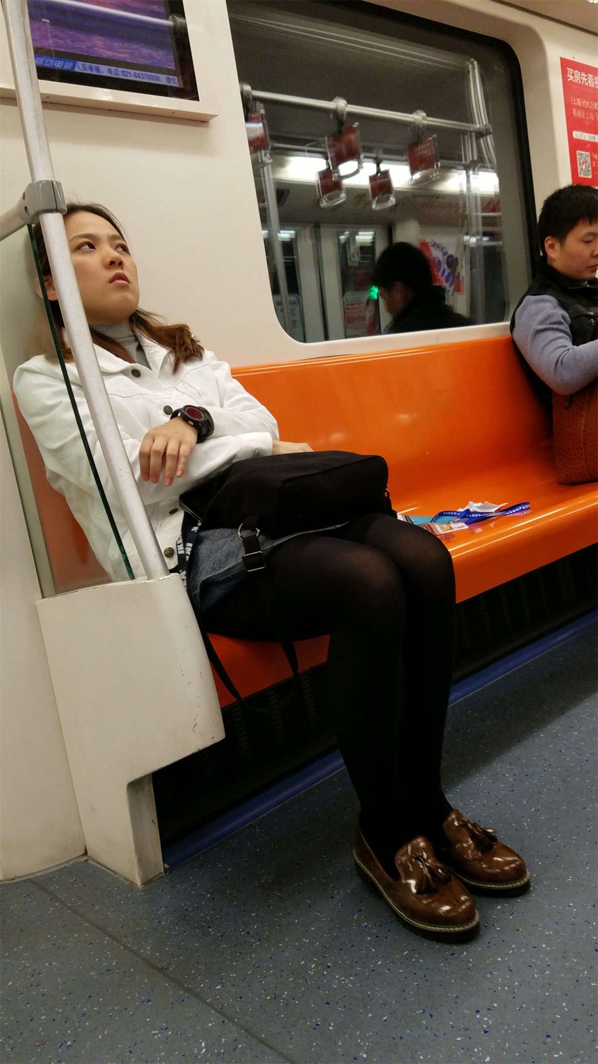 地铁拍摄黑色丝袜长发少妇