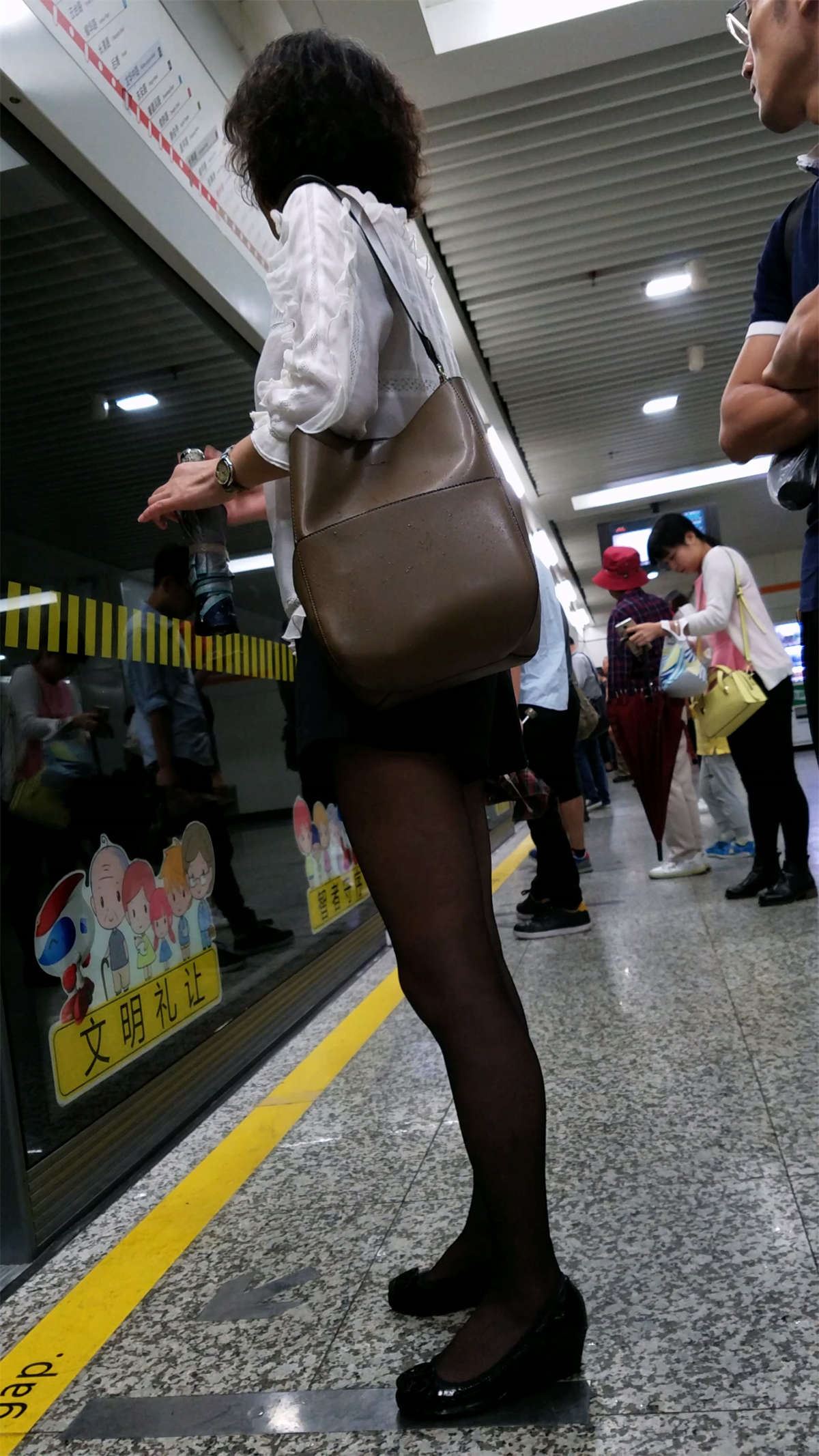 等地铁的短裙丝袜妹纸
