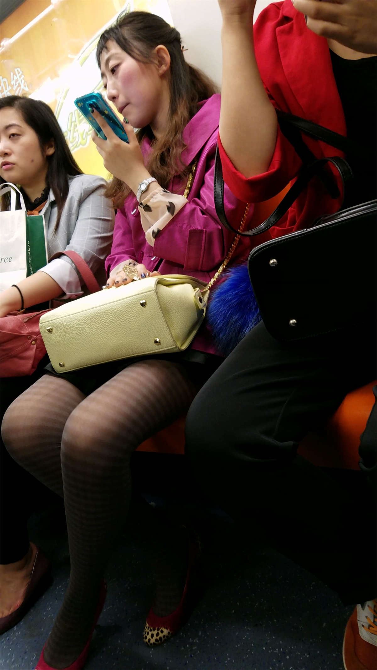 地铁拍摄条纹黑丝红色高跟少妇