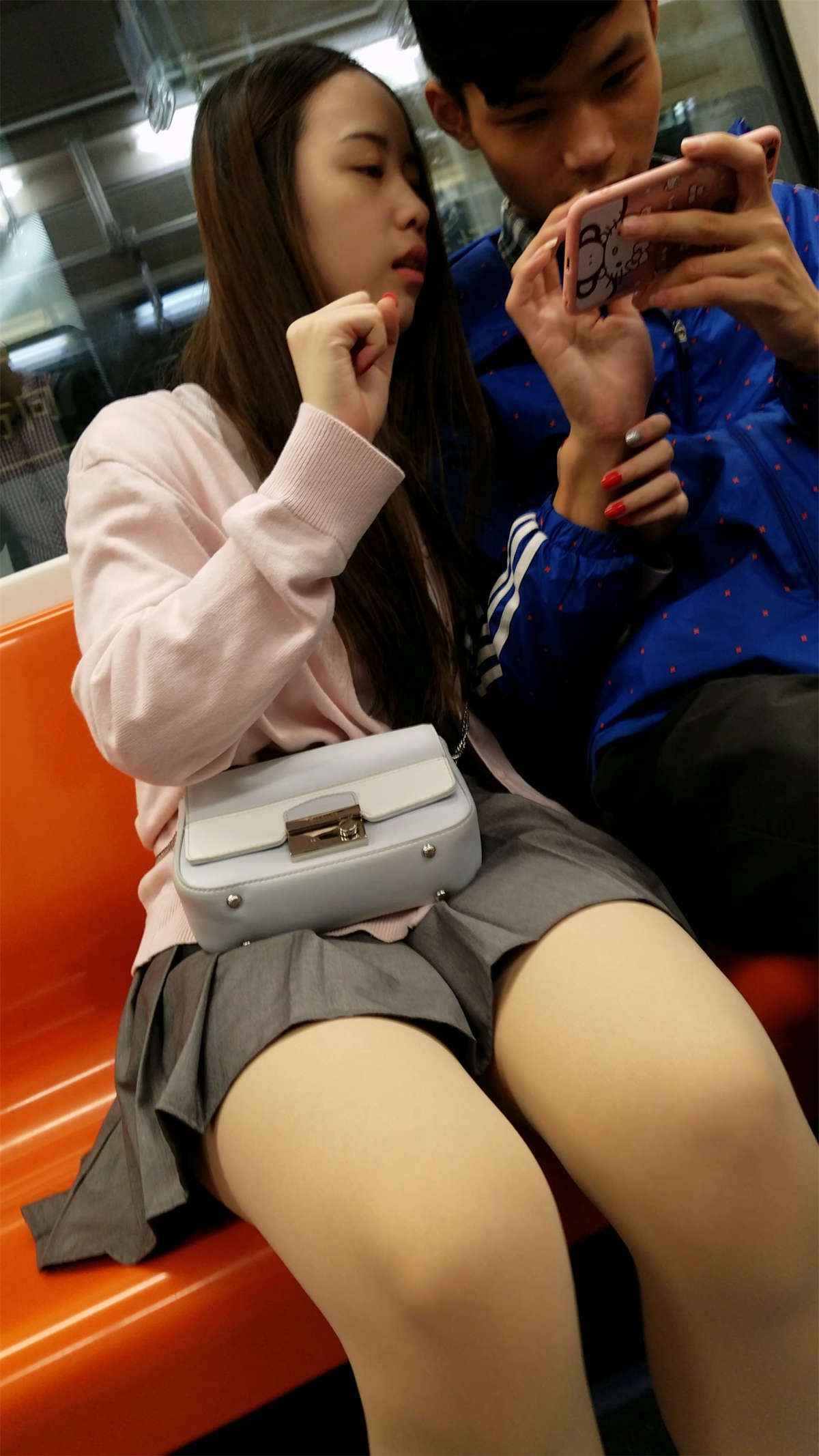 地铁灰色短裙肉丝丝袜漂亮长发美眉