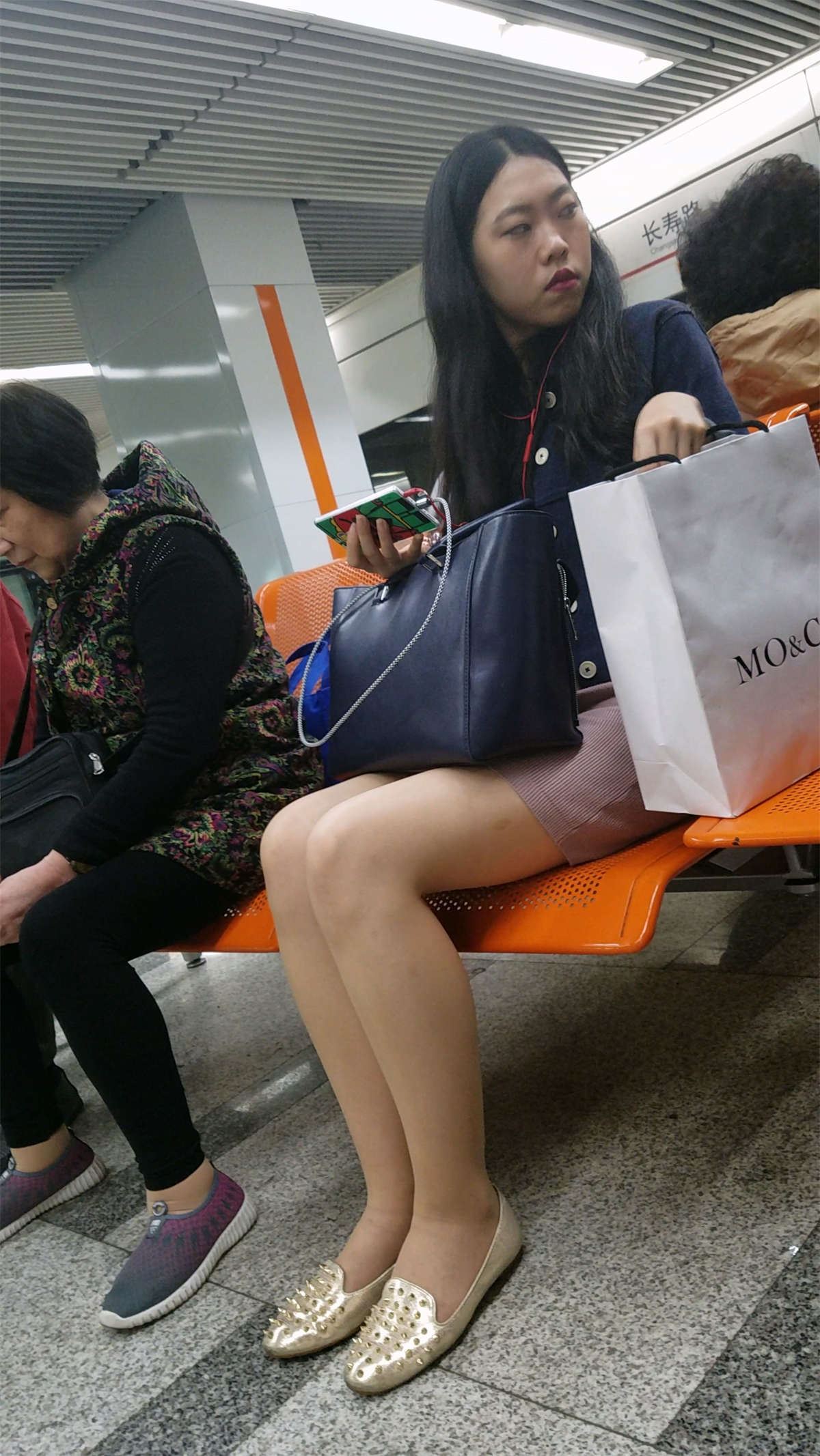 地铁站等车的包臀裙裸腿妹子