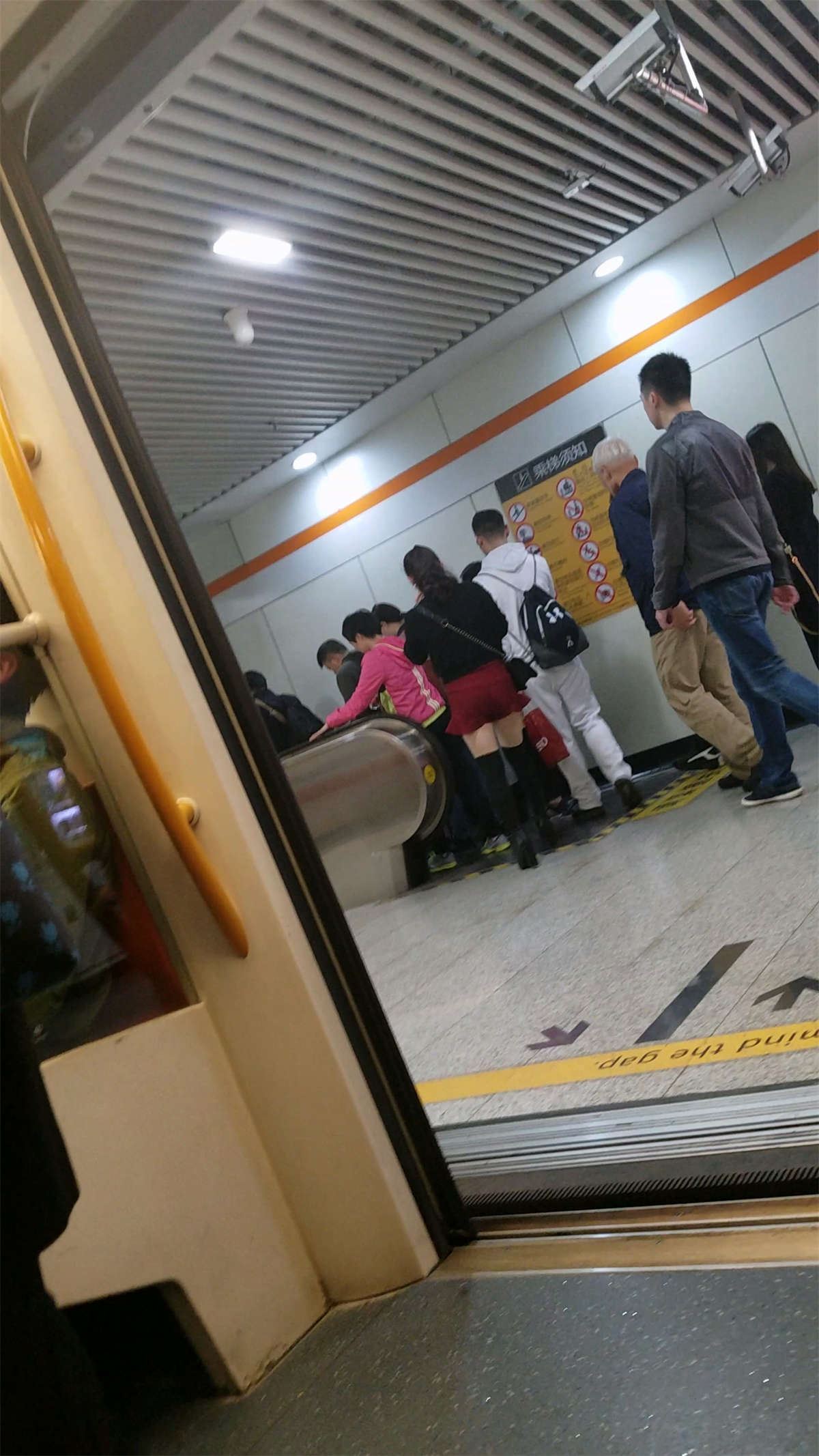 地铁红色短裤黑色性感丝袜极品白腿丰满美眉