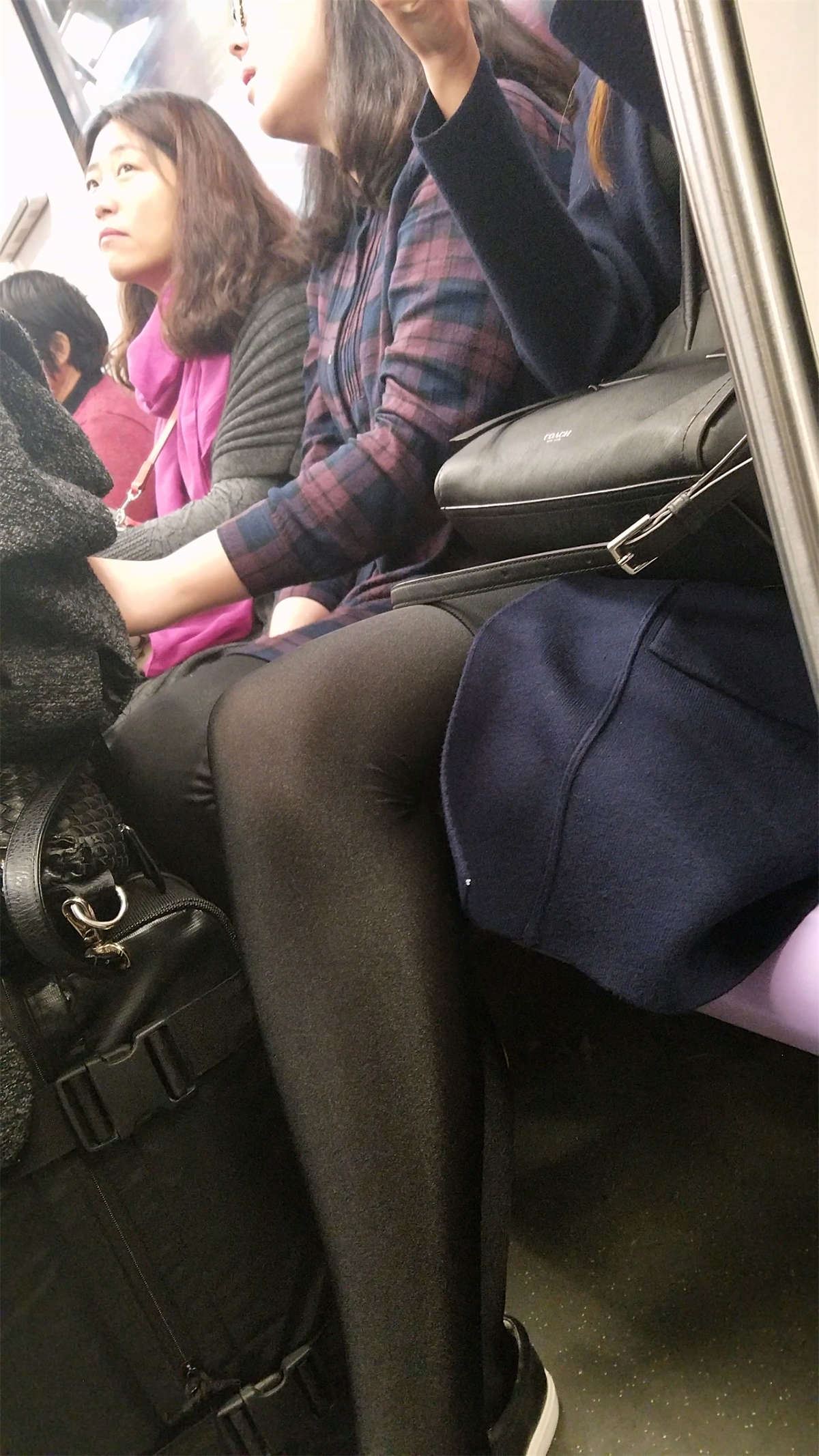 地铁少妇闪亮黑色丝袜细长美腿
