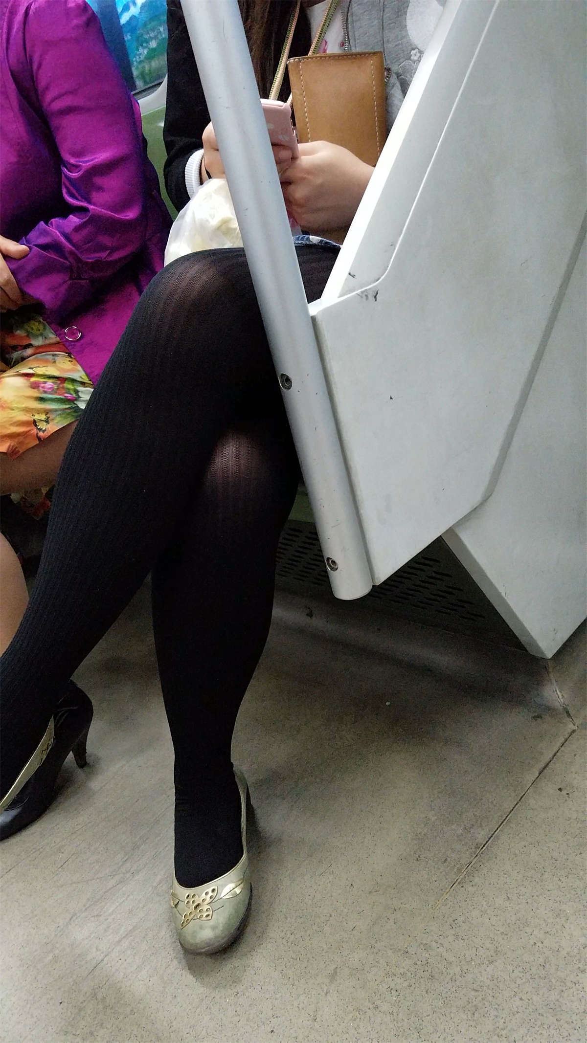 地铁原点短裤条纹黑色丝袜少妇