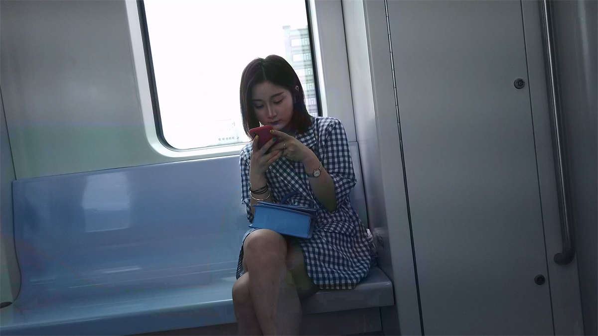 格子衣女神美女就坐在对面