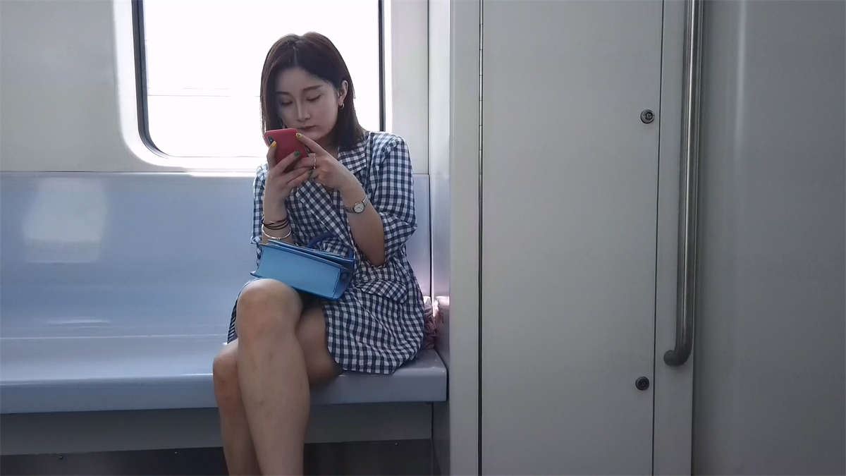 格子衣女神美女就坐在对面
