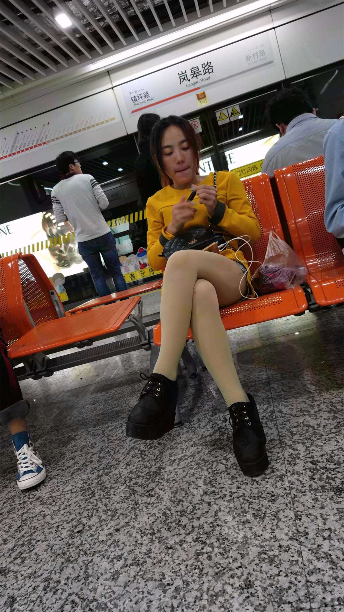 清纯的黄衣服丝袜美腿小姐姐