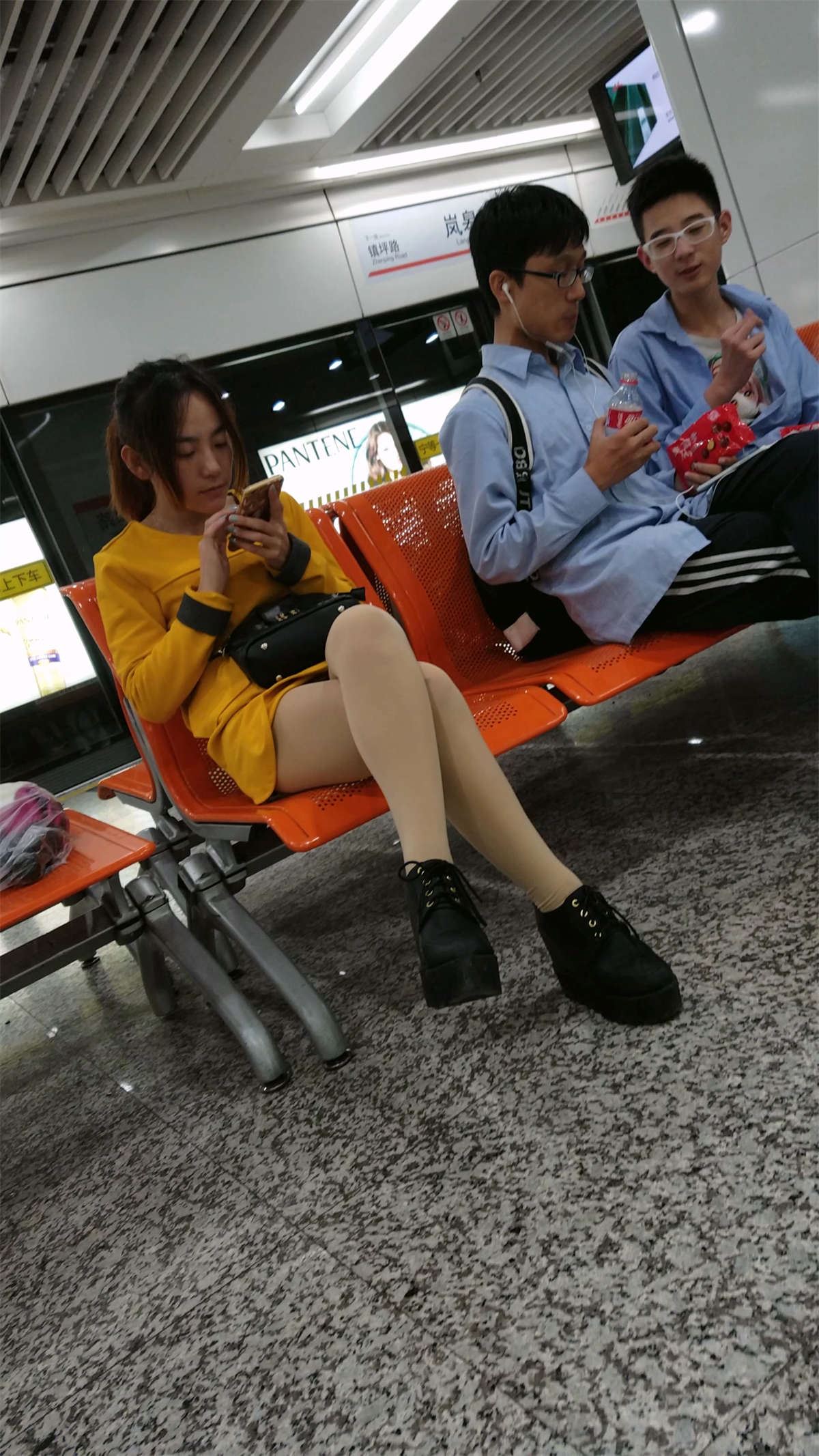 清纯的黄衣服丝袜美腿小姐姐