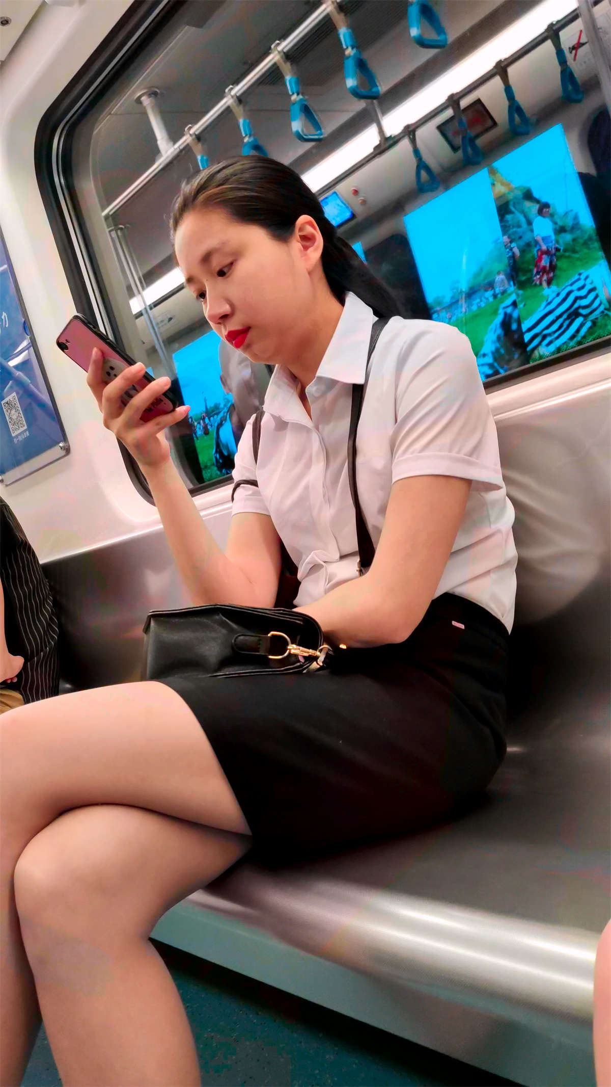 白衬衫短裙公司职员