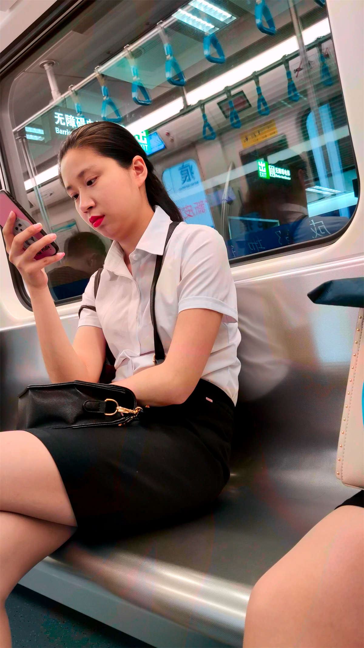 白衬衫短裙公司职员