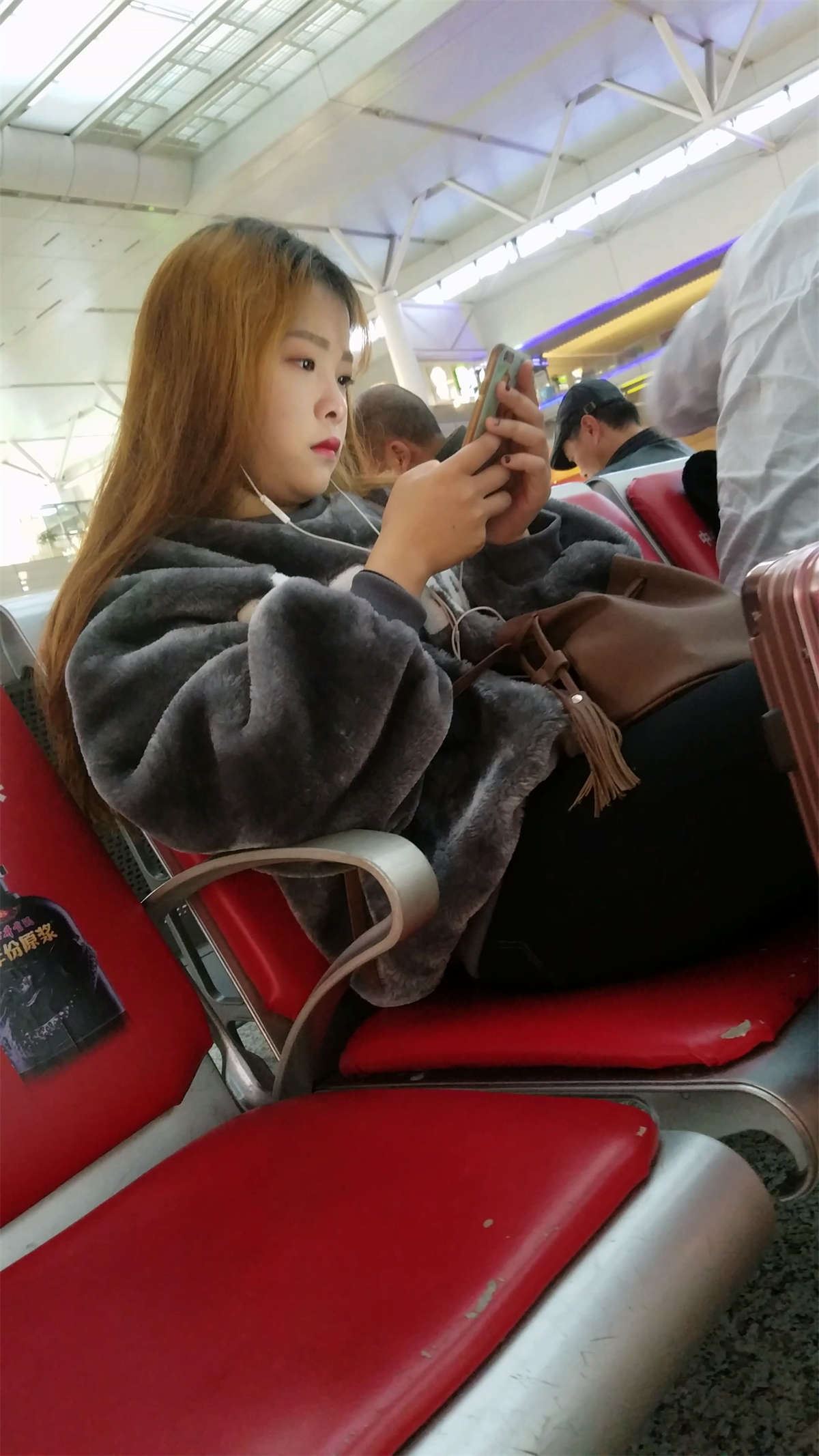 候车的黑色紧身牛仔裤金黄长发漂亮美女