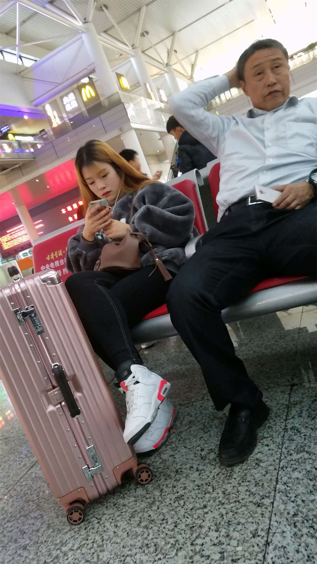 候车的黑色紧身牛仔裤金黄长发漂亮美女