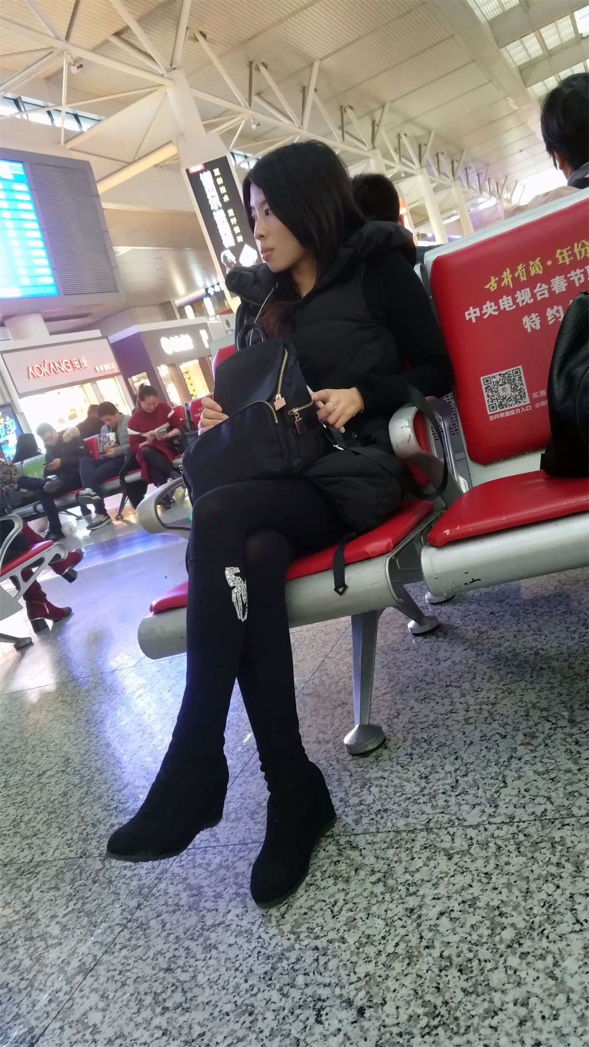 火车站候车的极品长腿黑色丝袜高靴少妇