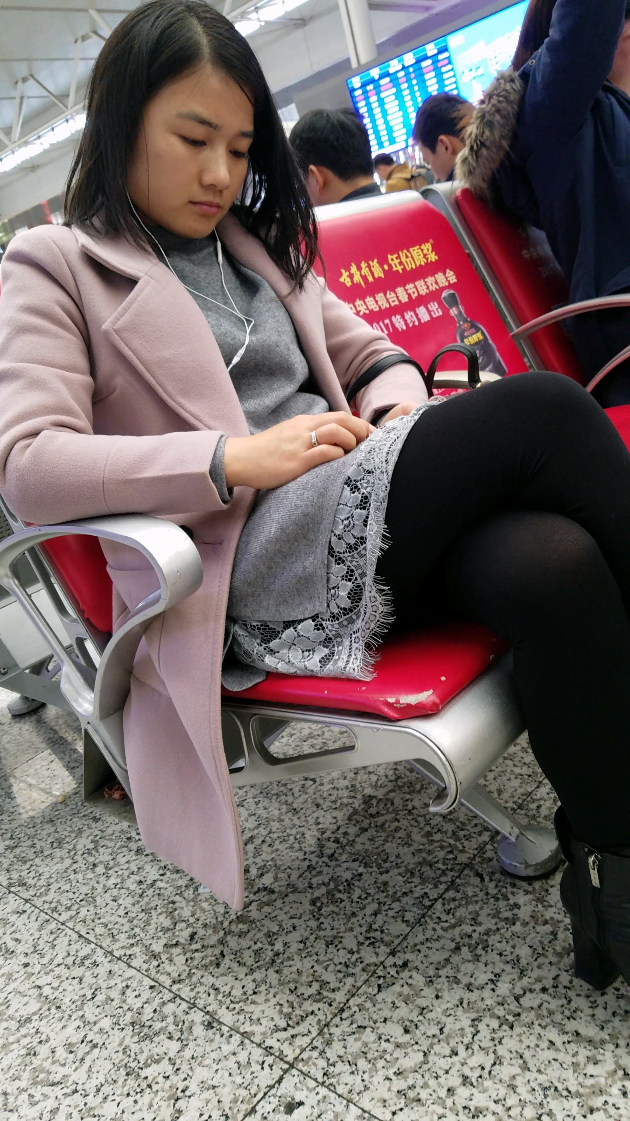 高铁站候车的黑色丝袜灰色连衣裙皮鞋少妇