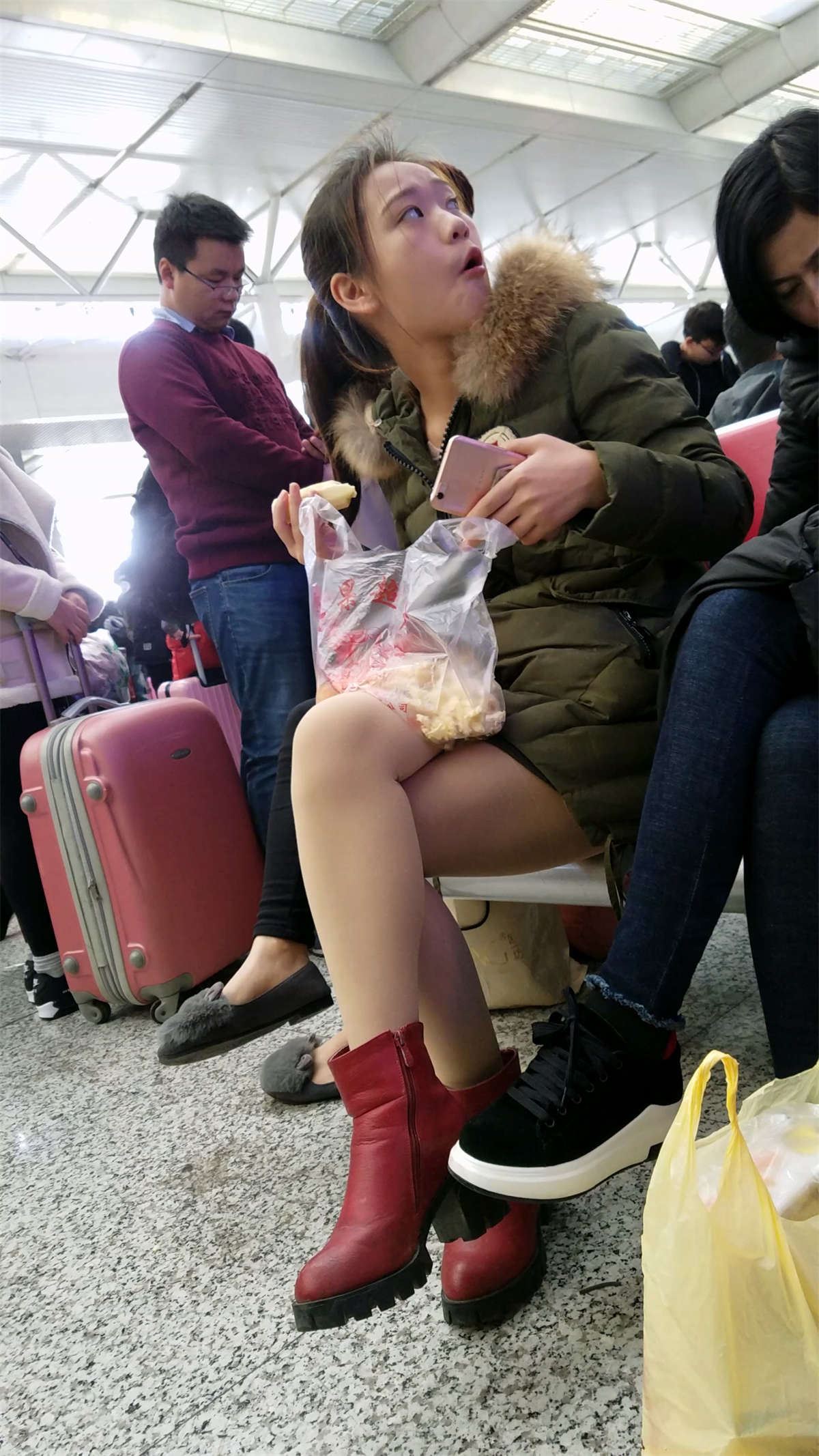 火车站拍摄军绿色羽绒服肉色丝袜清纯小妹