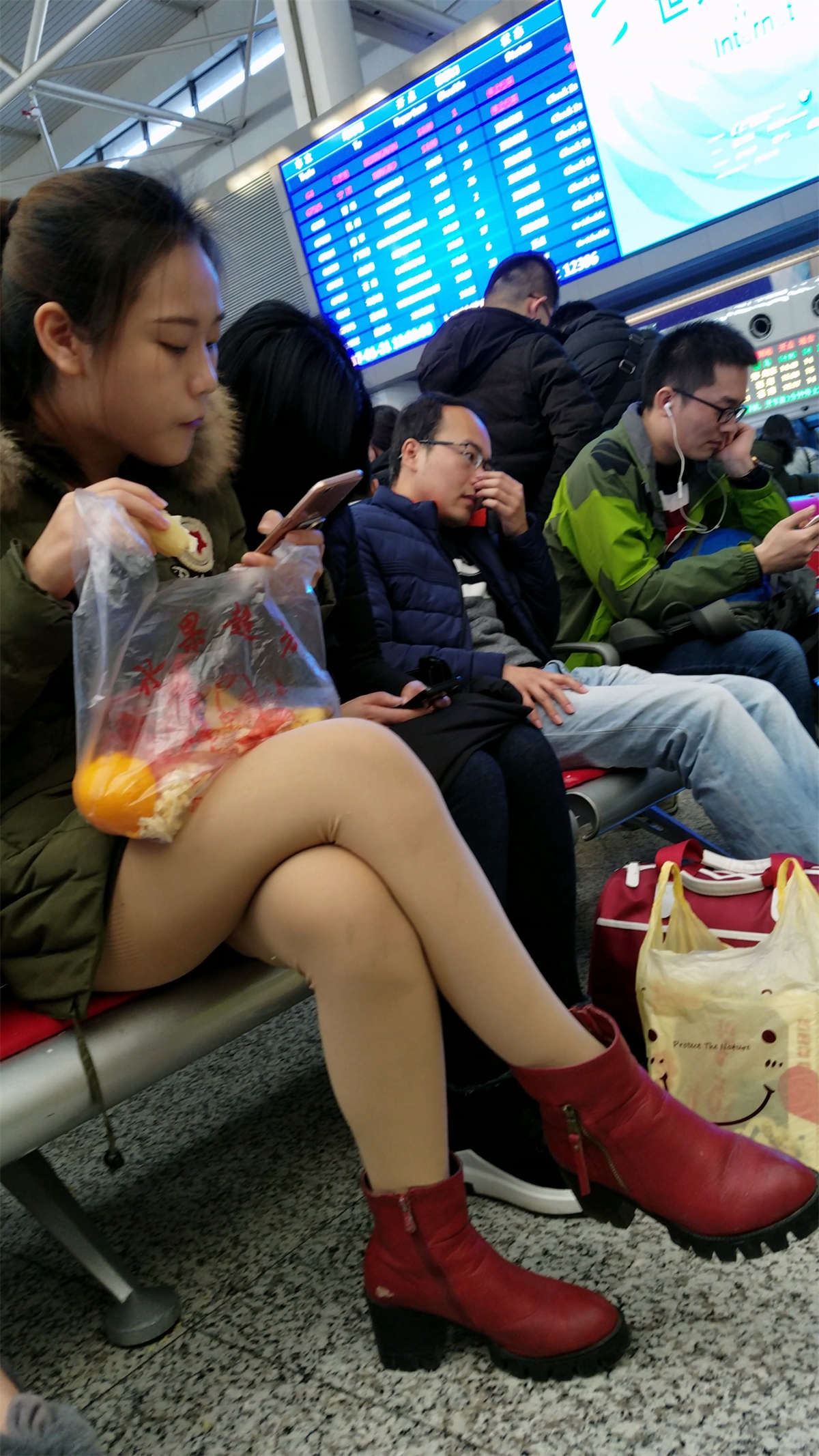 火车站拍摄军绿色羽绒服肉色丝袜清纯小妹