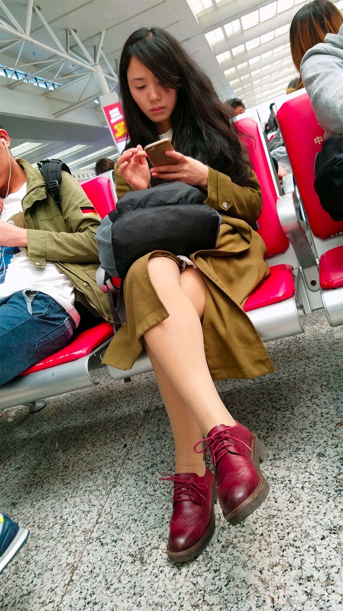 高铁站候车的肉色丝袜长发美眉