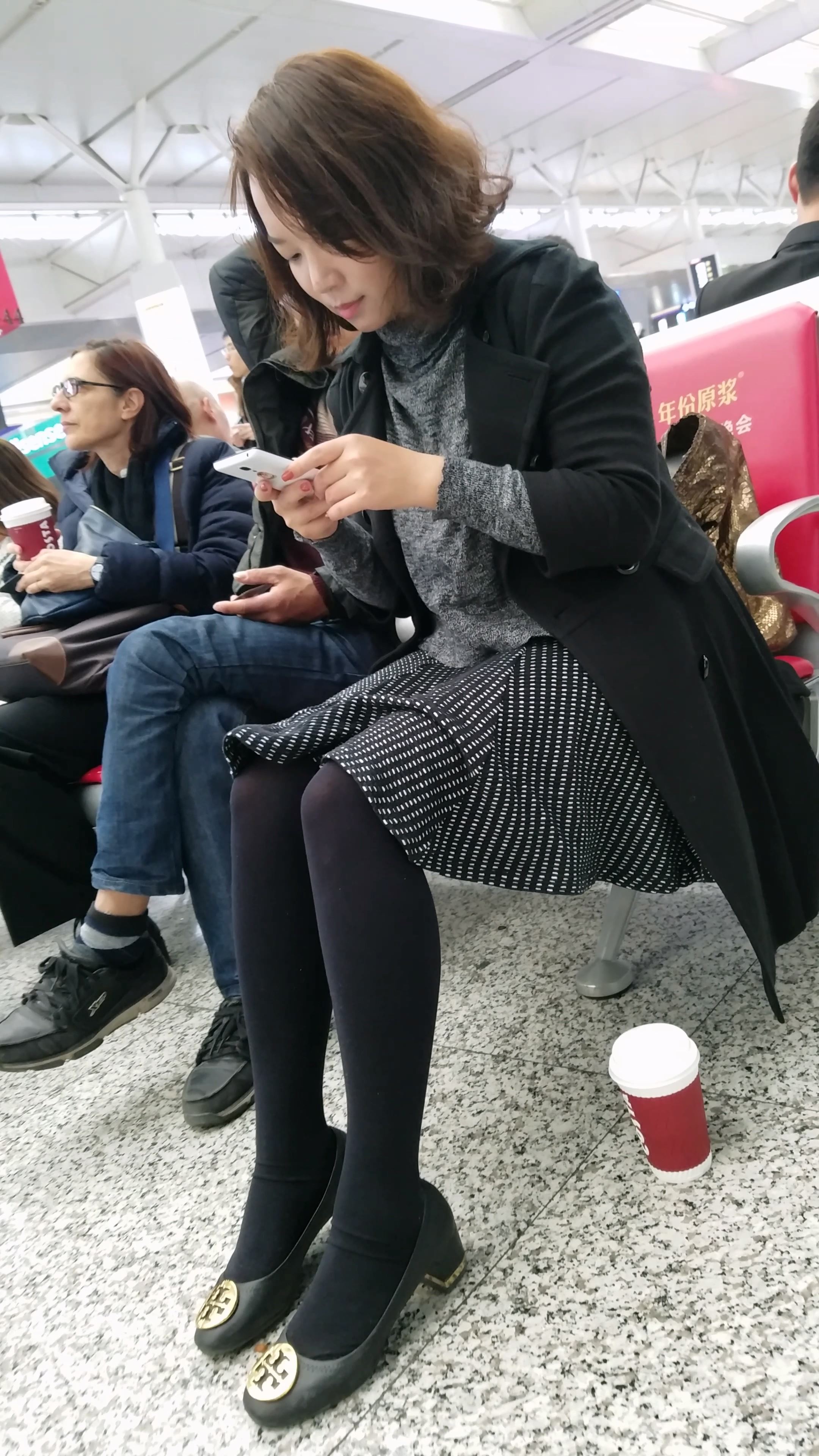火车站候车的黑色长裙黑色丝袜白肤少妇