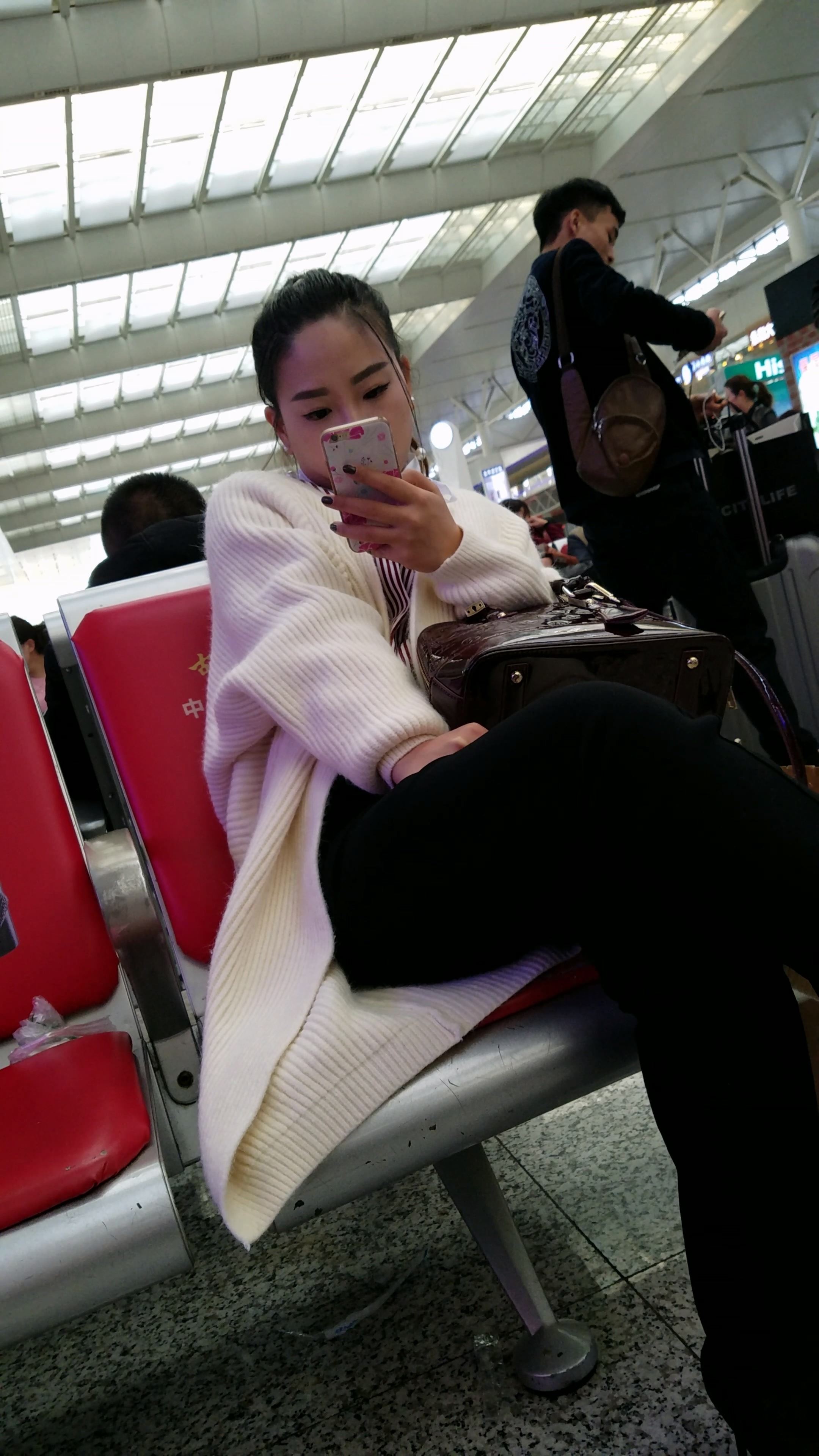 火车站拍摄白色毛衣美女