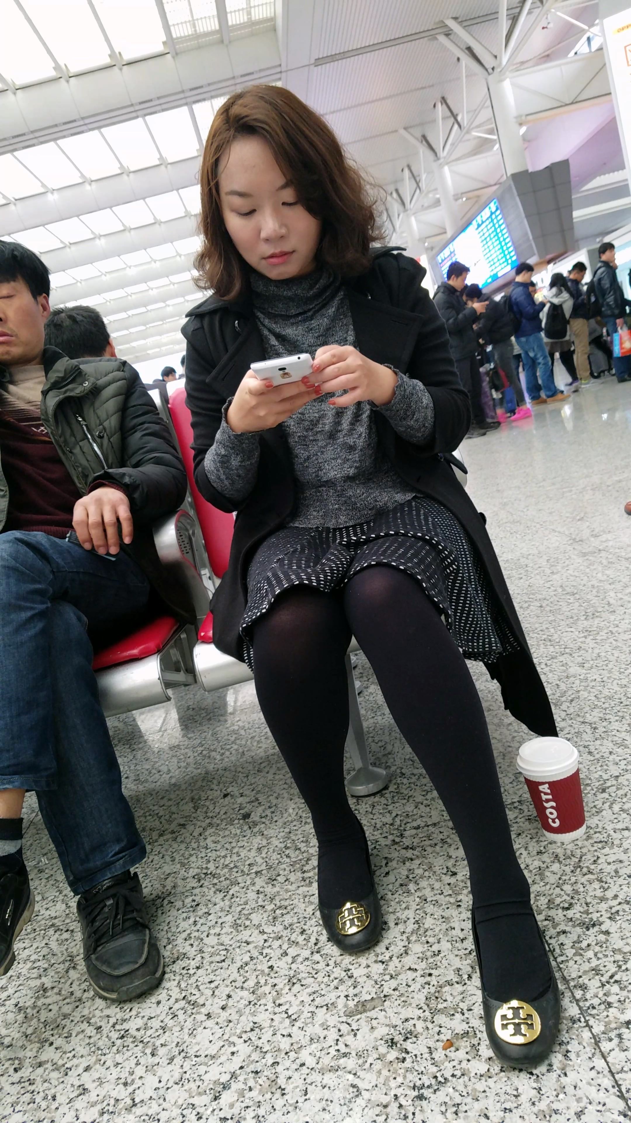 火车站候车的黑色长裙黑色丝袜白肤少妇