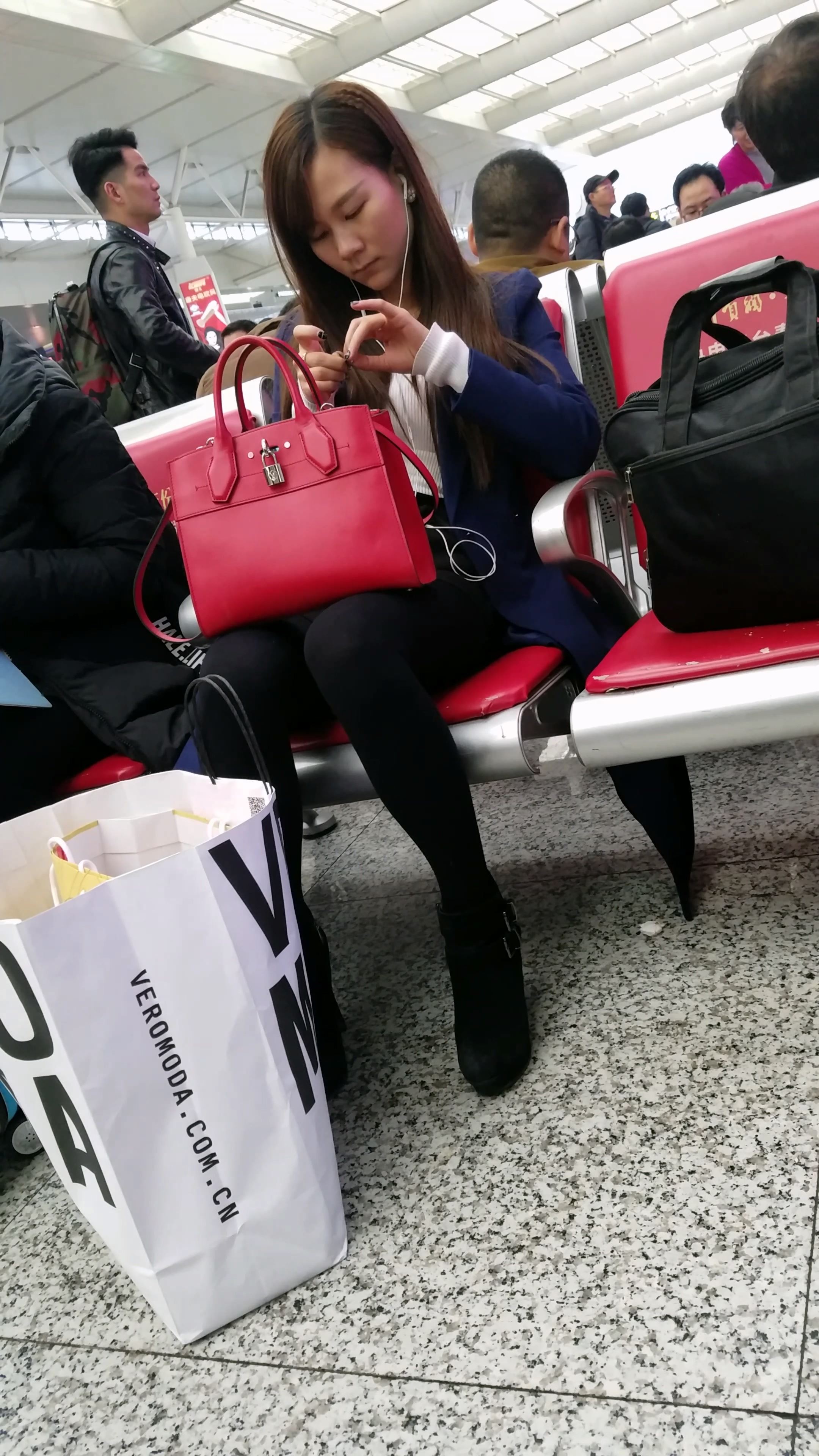 火车站拍摄黑色丝袜性感修长美腿长发美妇