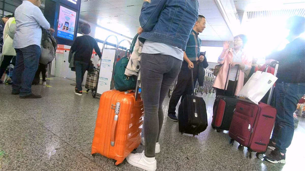 极品超紧灰色牛仔裤圆臀漂亮小美眉