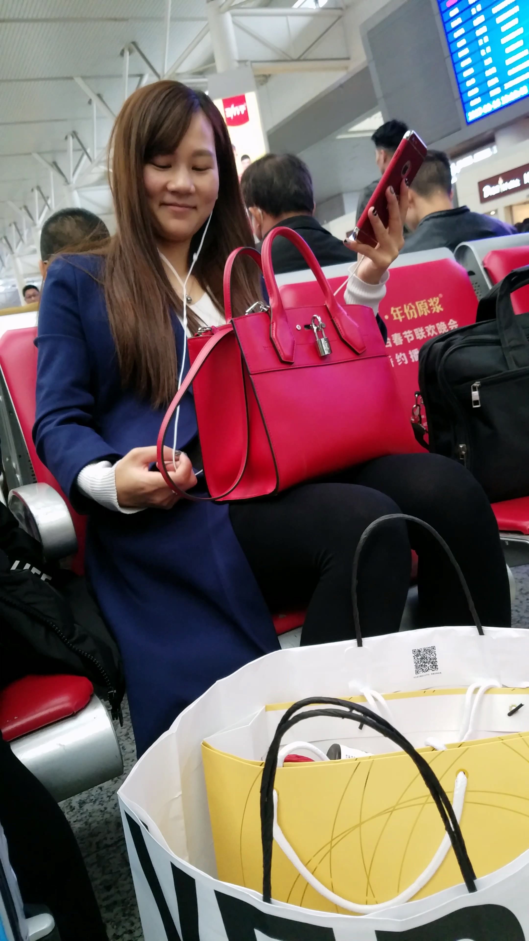 火车站拍摄黑色丝袜性感修长美腿长发美妇